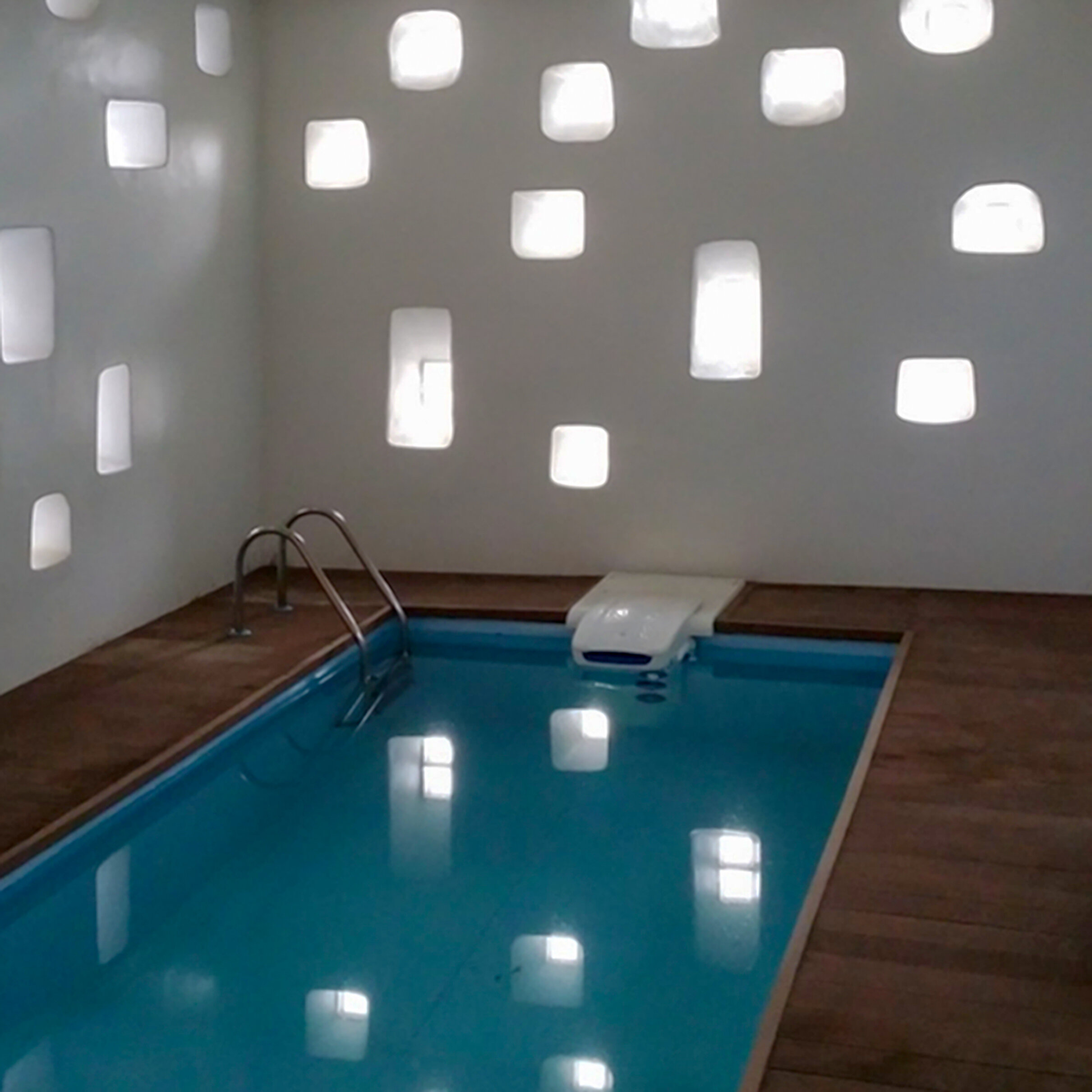 Immeuble privé K Alger - Algérie.Notre travail a consisté à remodeler la façade, réaménager les terrasses en terrasses jardins extérieurs et redessiner tout l'espace piscine-entrée pour le redimensionner et l'éclairer par des petites ouvertures insp…