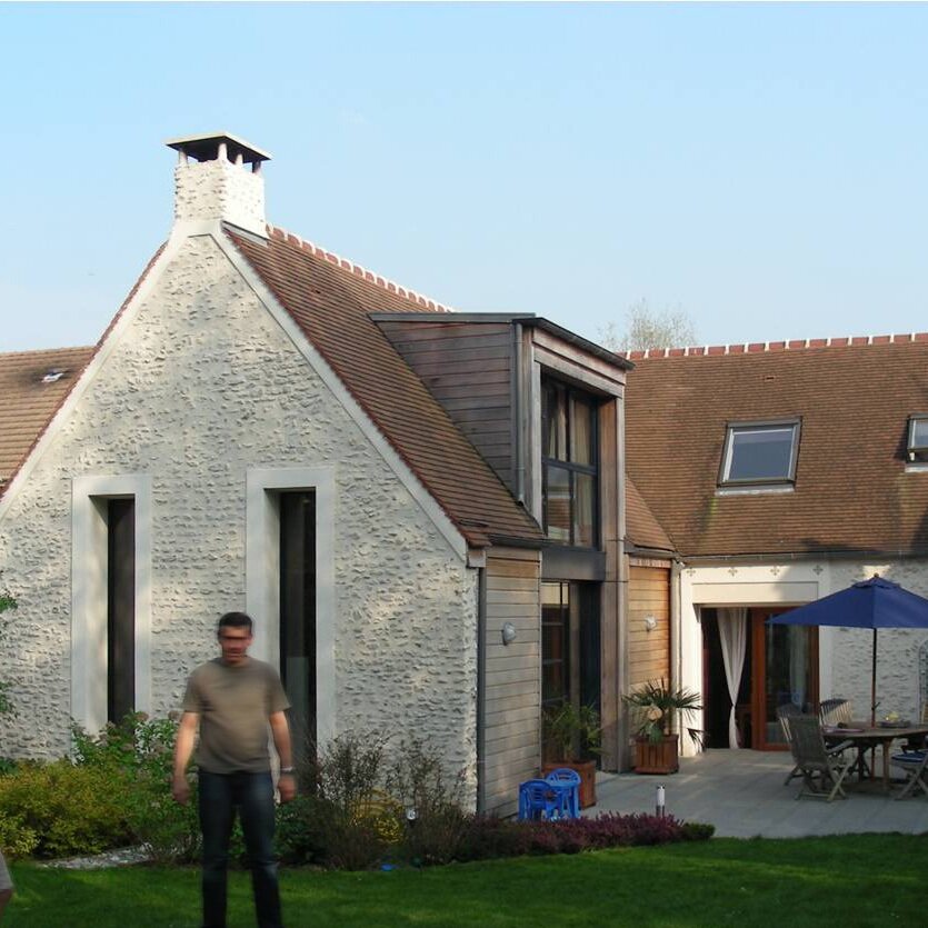 Extension d'une maison à Méré (Yvelines) - France.L'objectif de ce projet étant de créer une extension dans la continuité de l'existant pour repondre aux besoin d'espace d'abord puis de faire la "couture" entre l'ancien et le contemporain en les ass…
