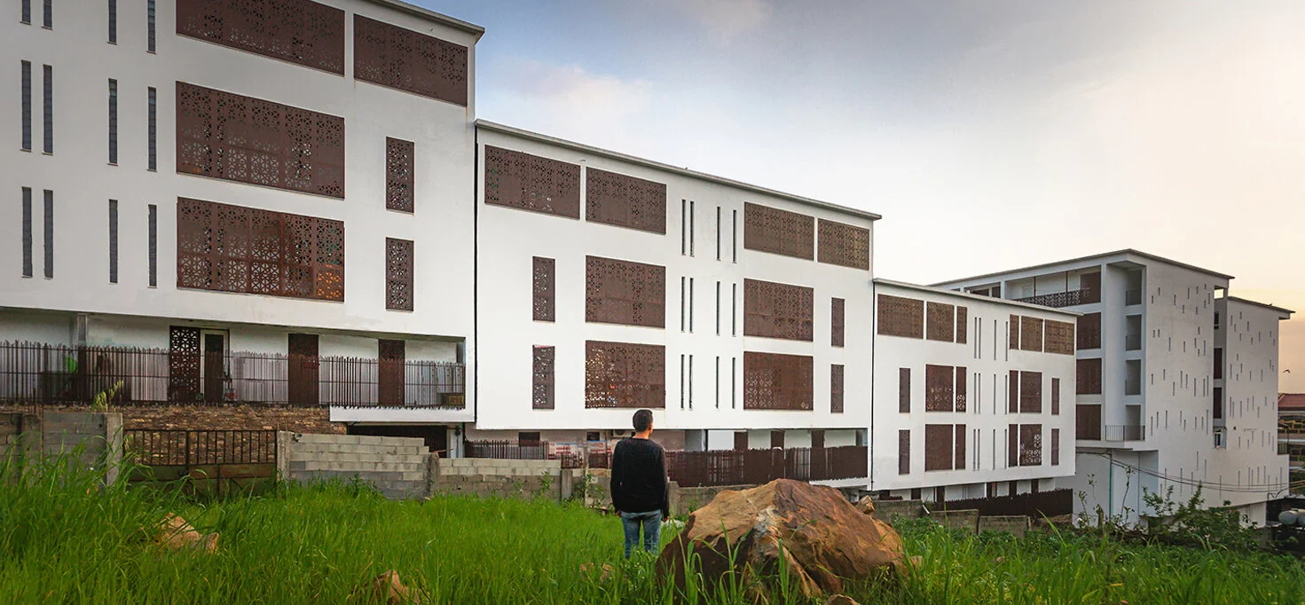 Immeubles Tirsatine - Logements collectifs - Azazga, Tizi Ouzou, Algérie.Le projet des immeubles résidentiels Tirsatine a été un exercice complet visant à répondre aux exigences d’un mode de vie local d’une manière correcte et conforme aux pratiques…