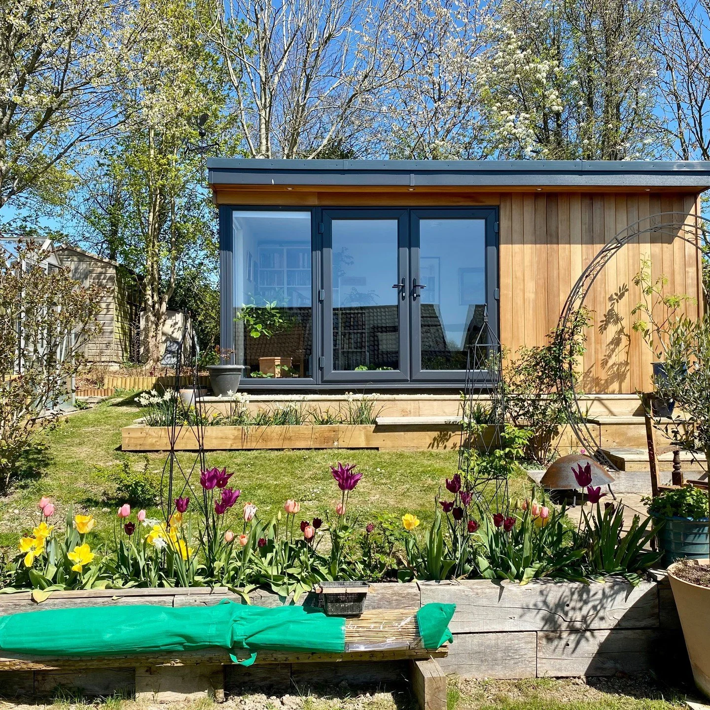 Western Red Corner Studio #gardenroom #gardengym #gardenoffice #gardenbuilding