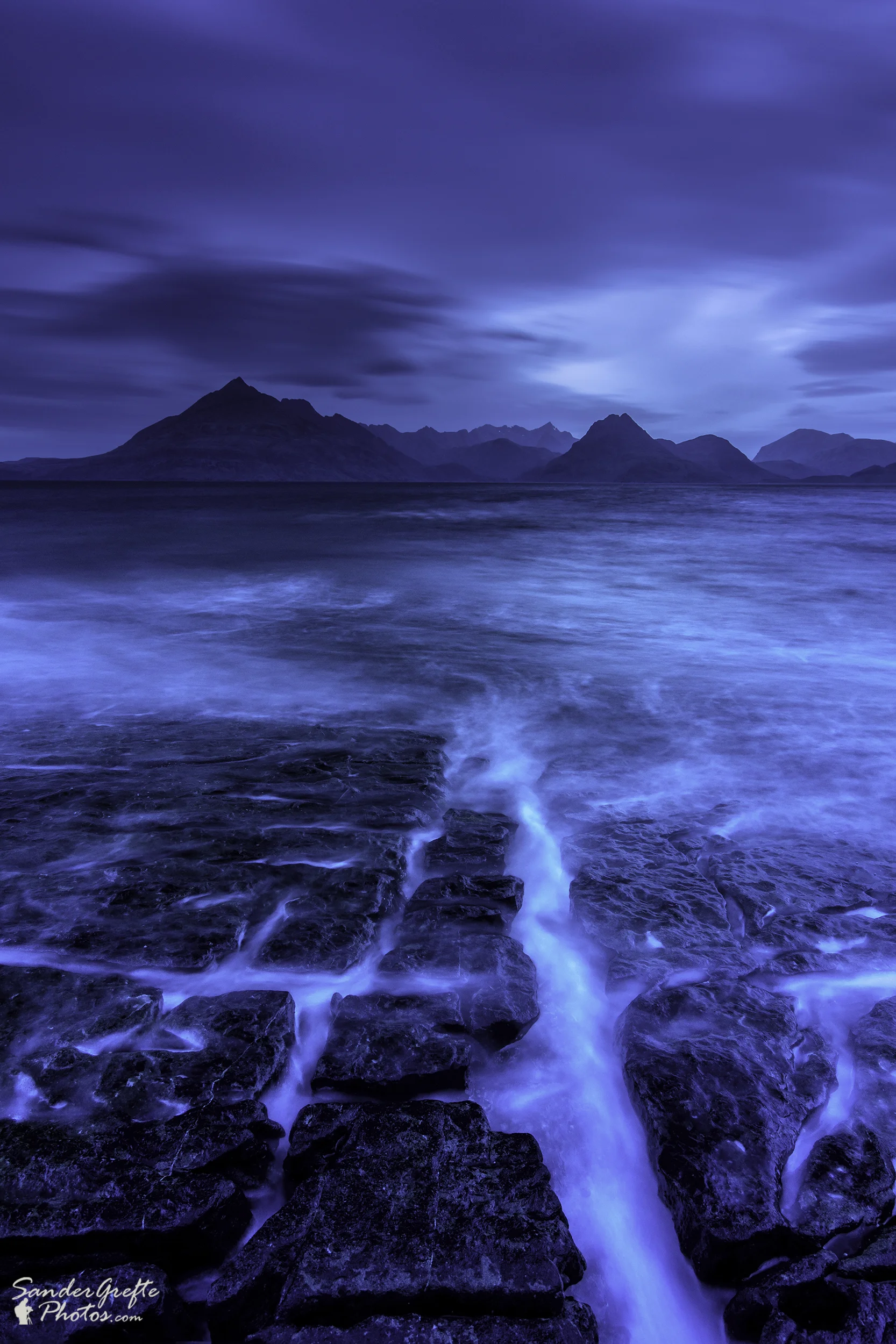 De indrukwekkende Black Cuillins tijdens blue hour. (Nikon D7200, 12mm, iso 100, f11, 25s met NiSi polarizer en 0.9 GND)