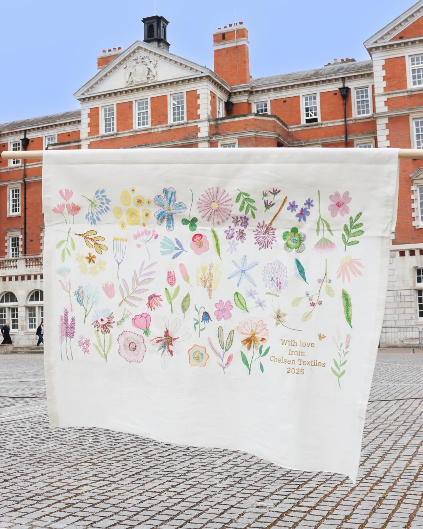 A special embroidery 🌸🌼🌸🌼🌸🌼🌸

Photo @yeseniatipi 

#embroidery #memorial #floral #stitchschool #withlove #memory