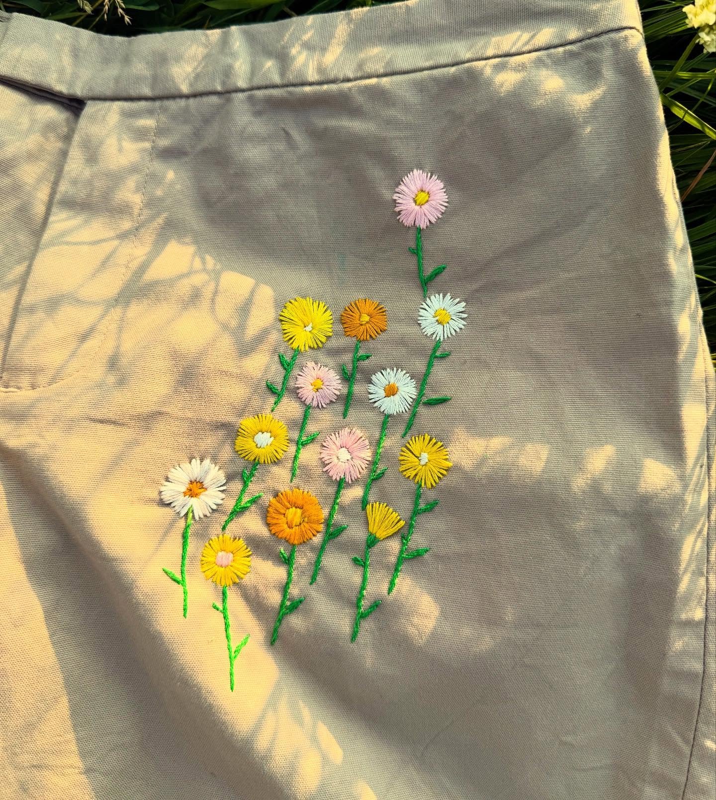 🌸🌸🌸🌸🌸🌸🌸🌸🌸🌸 Daisies #embroidery #floral #stitchprojects #stitchschool #upcycle Summer Stitching
