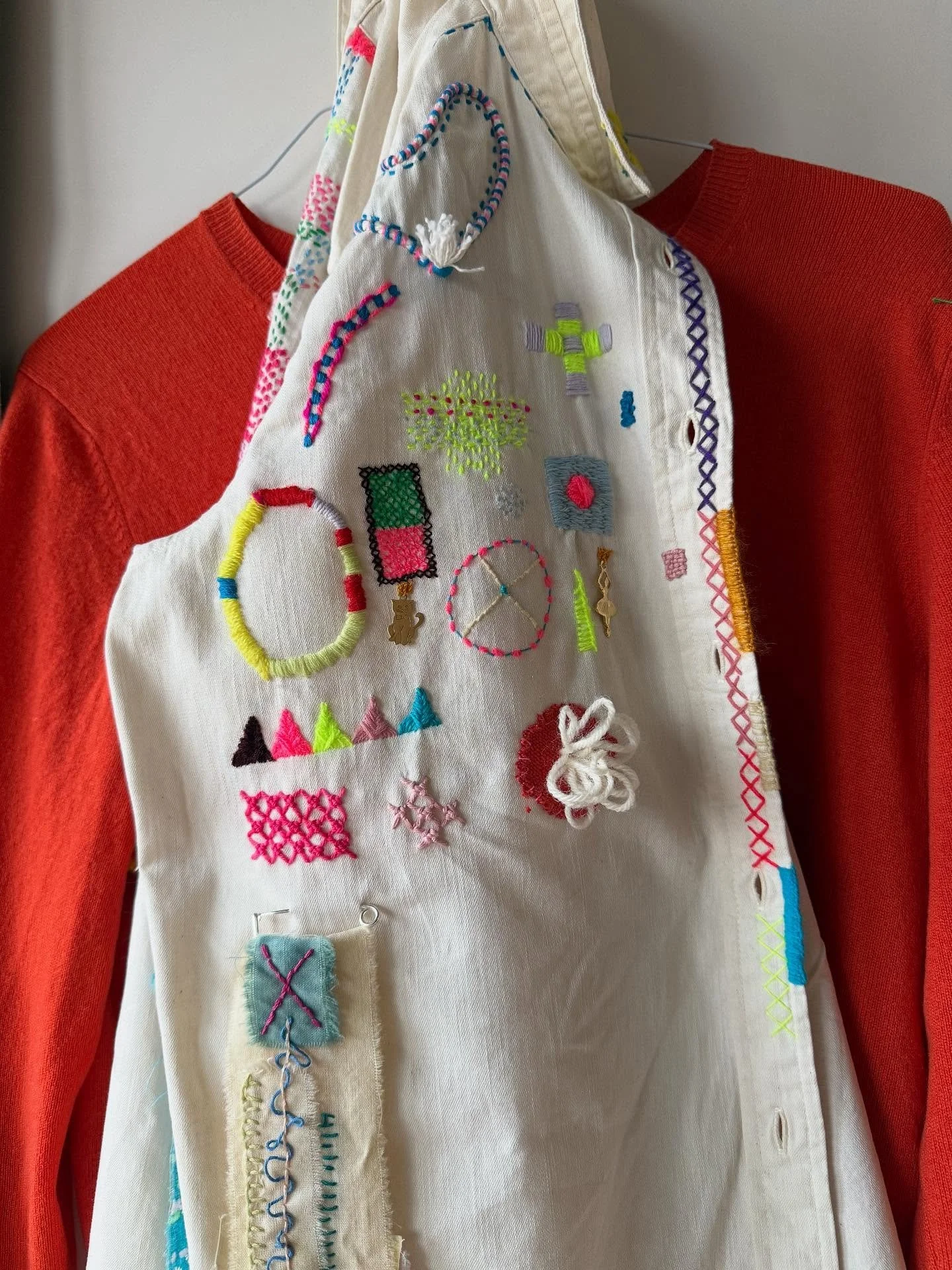 Stitch Workshop 26th Oct - learn repair and fun stitches in Brixton workshop! Link in bio! 
#studystitch #learntostitch #lifeskills #stitchschool #embroidery