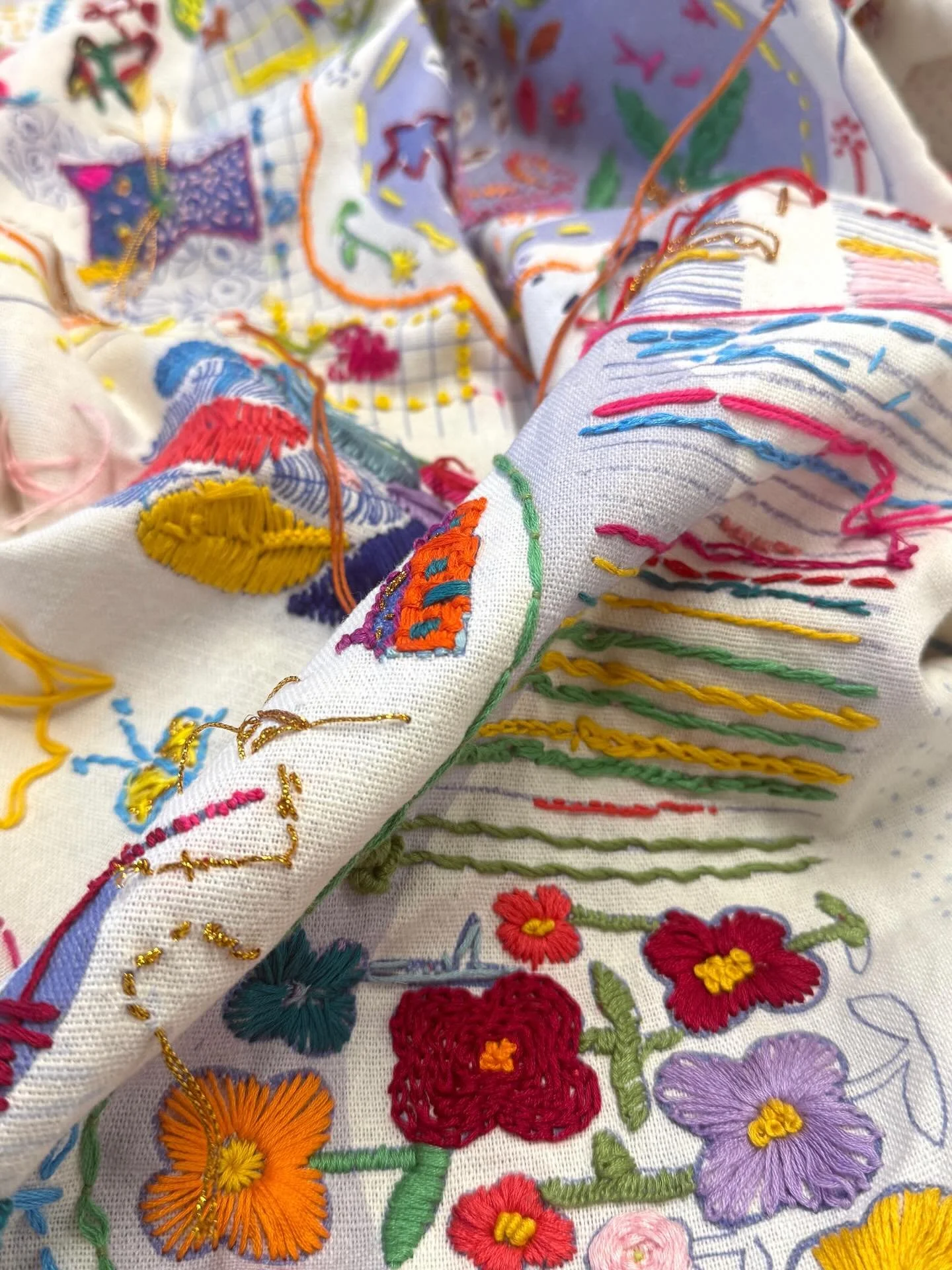 Finishing touches to the Blackburn cloth which is full of heartfelt stories and imagery @thefestivalofmaking based around conversations with different communities in Blackburn and Darwen that support migrant, asylum and refugee groups. The theme was 