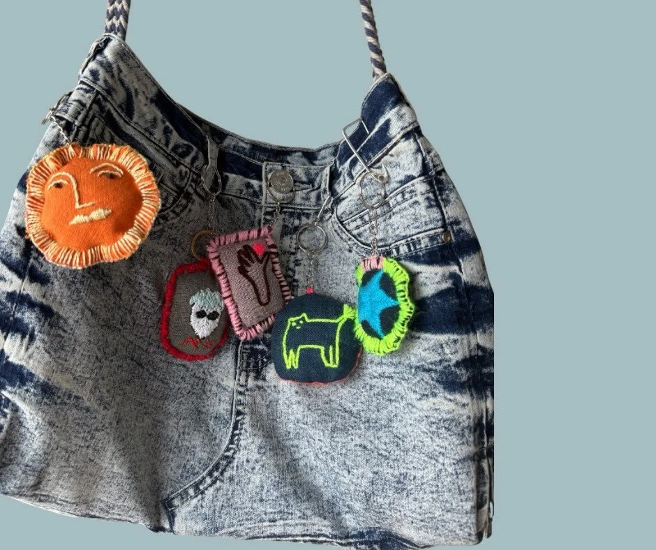 Pictures and Patches - workshop @brixtonbrewery 
Only a few places left &pound;5! Plus a pint 🍺 
Link in bio ⬆️
Bag from recycled jeans by @salvedge_ 

#embroidery #brixton #socialstitching #upcyle