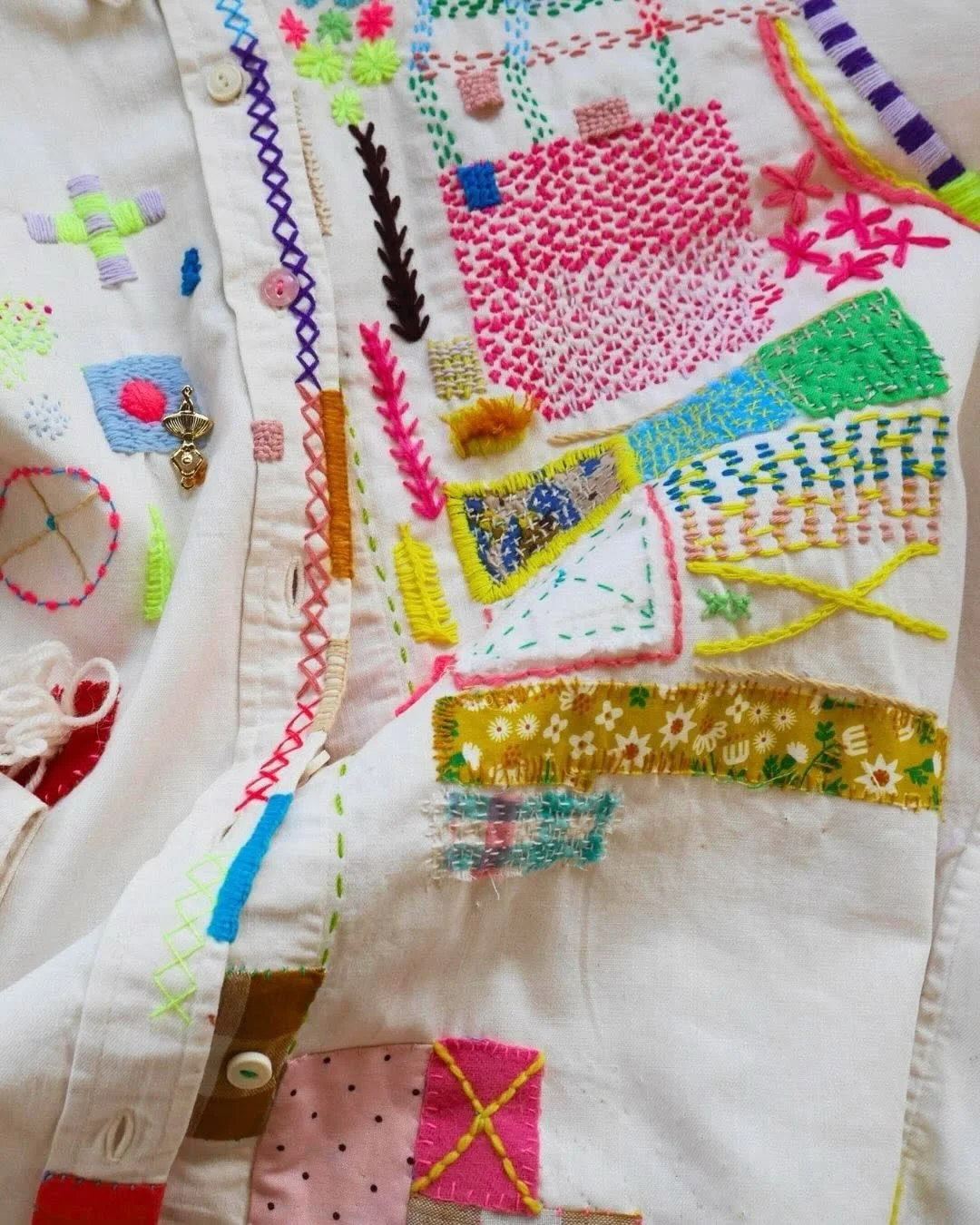>>>>> &bull; @raystitch We rarely have last-minute spaces on @stitch_school workshops, so if you&rsquo;ve been hoping to sew with Melanie, this Sunday is your chance. Hand Embroidery for Garment Embellishment is a three-hour session ex