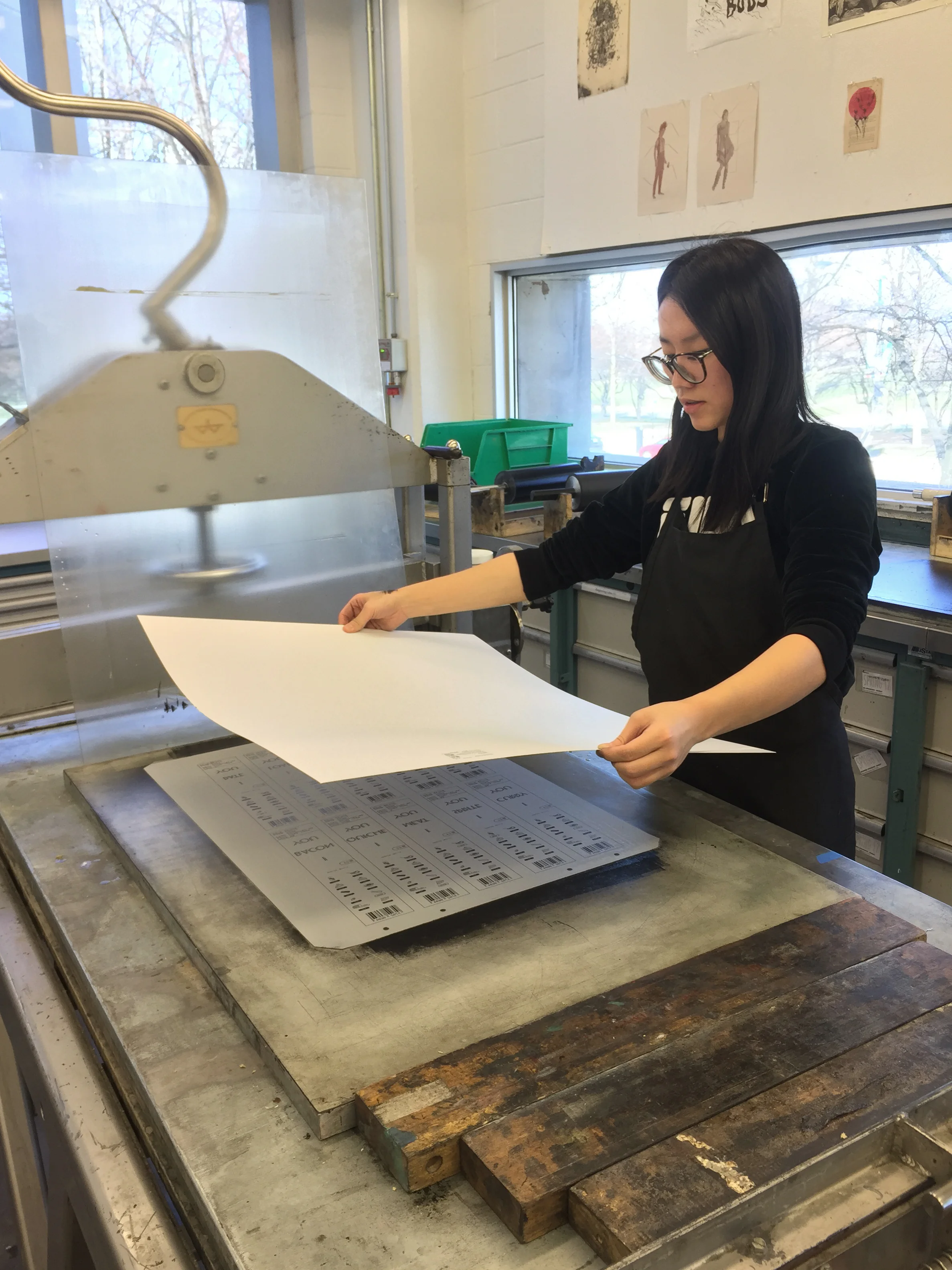 Working process: Place the paper on the aluminum plate