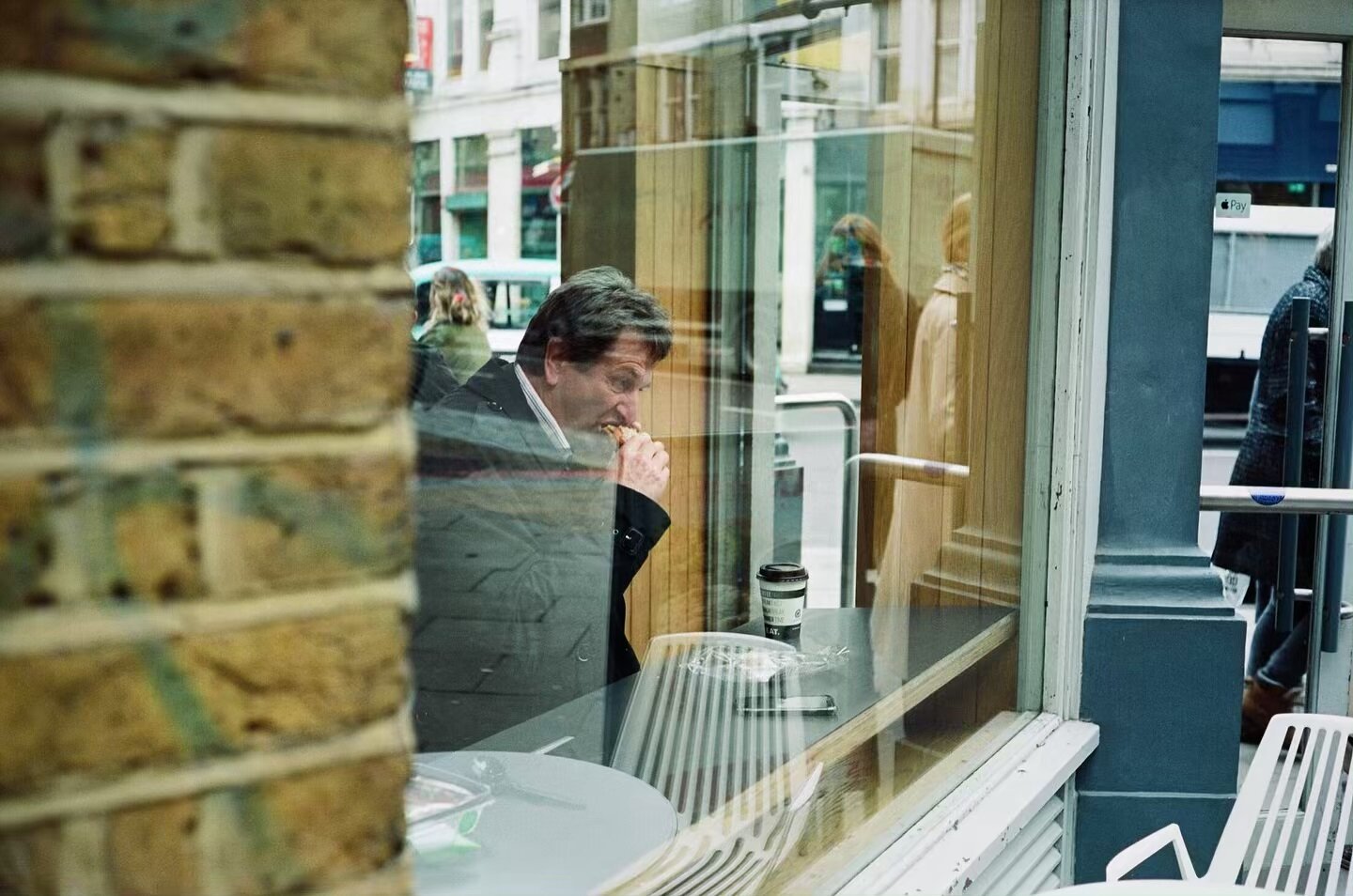 &lsquo;break&rsquo; [1] great eastern street, london.⠀⠀⠀⠀⠀⠀⠀⠀⠀⠀⠀⠀⠀⠀⠀⠀⠀⠀⠀ ⠀⠀⠀⠀⠀⠀⠀⠀⠀⠀⠀⠀⠀⠀⠀⠀
_________________
⠀⠀⠀⠀⠀⠀⠀⠀⠀
#vsco #vscocam #35mm #street #london #fujiframez #lightandshadow #cinematography #portra #portra400 #film #streetlight #streetphotog