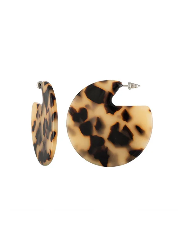 MACHETE-CLARE-EARRINGS-IN-BLONDE-TORTOISE-THE-WILDERPEOPLE-02.jpg