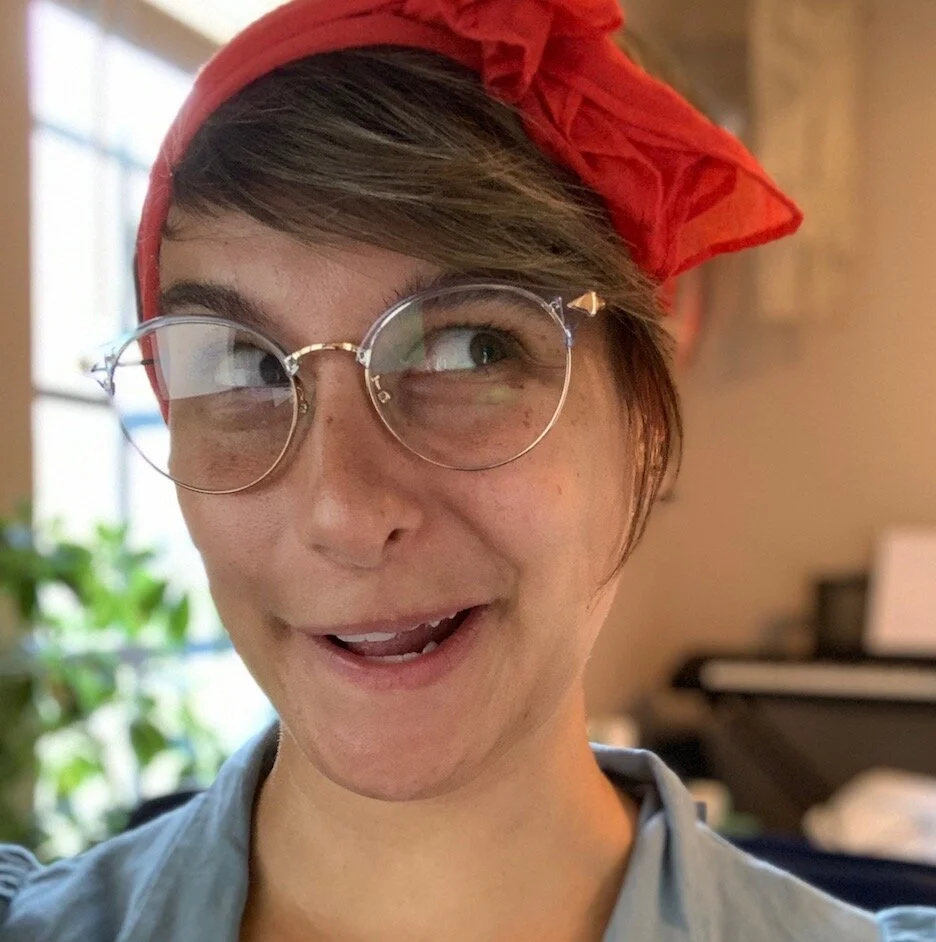 JULIE DIETZ (Social Media Manager)