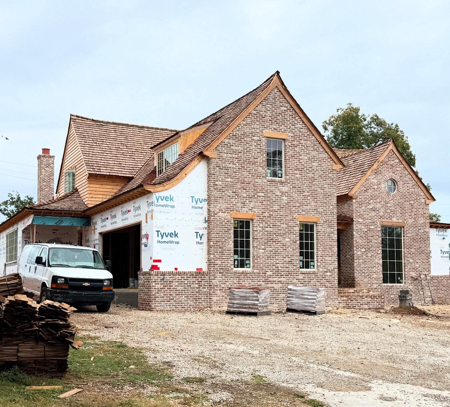 Our #vestaviahills project is moving along. Beautiful reclaimed brick. 
@carlislemoorearchitects @davisconstructionservices @tasha_b_davis_interiors 
&darr; 
&darr;
&darr;
#architect #TraditionalDesign #ArchitectDesigned #TraditionalHouse #HomeInspir