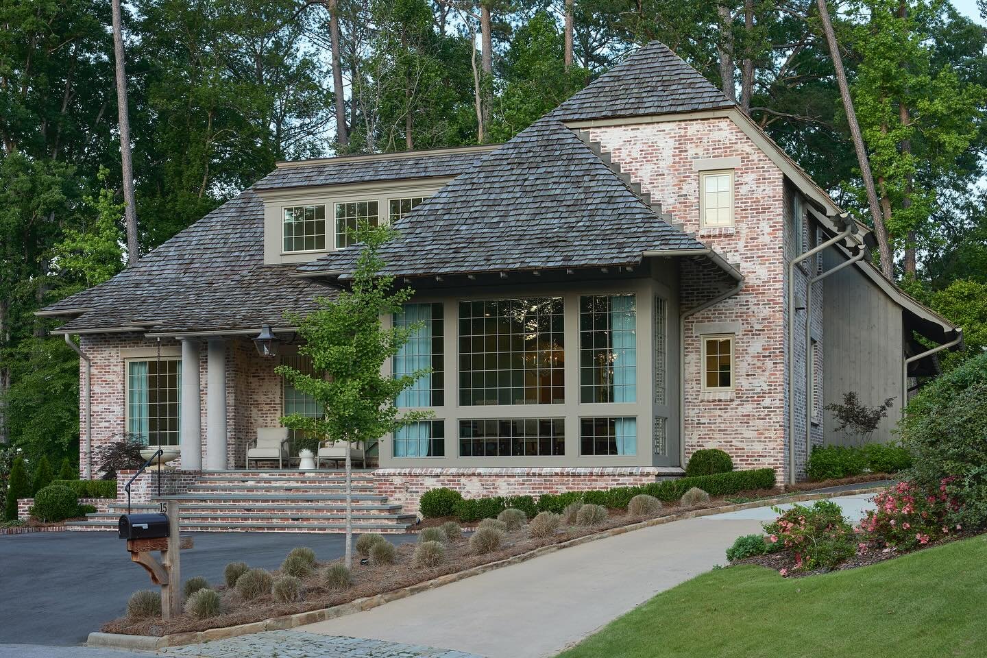 A welcoming approach
.
.
Architecture: @carlislemoorearchitects 
Interiors: @janwaredesigns 
Landscape Architecture: @daveeyrich 
Construction: @franksbuildingcompany 
Photography: @lukerphotography 
.
.
#carlislemoorearchitects #architecture #cedar 