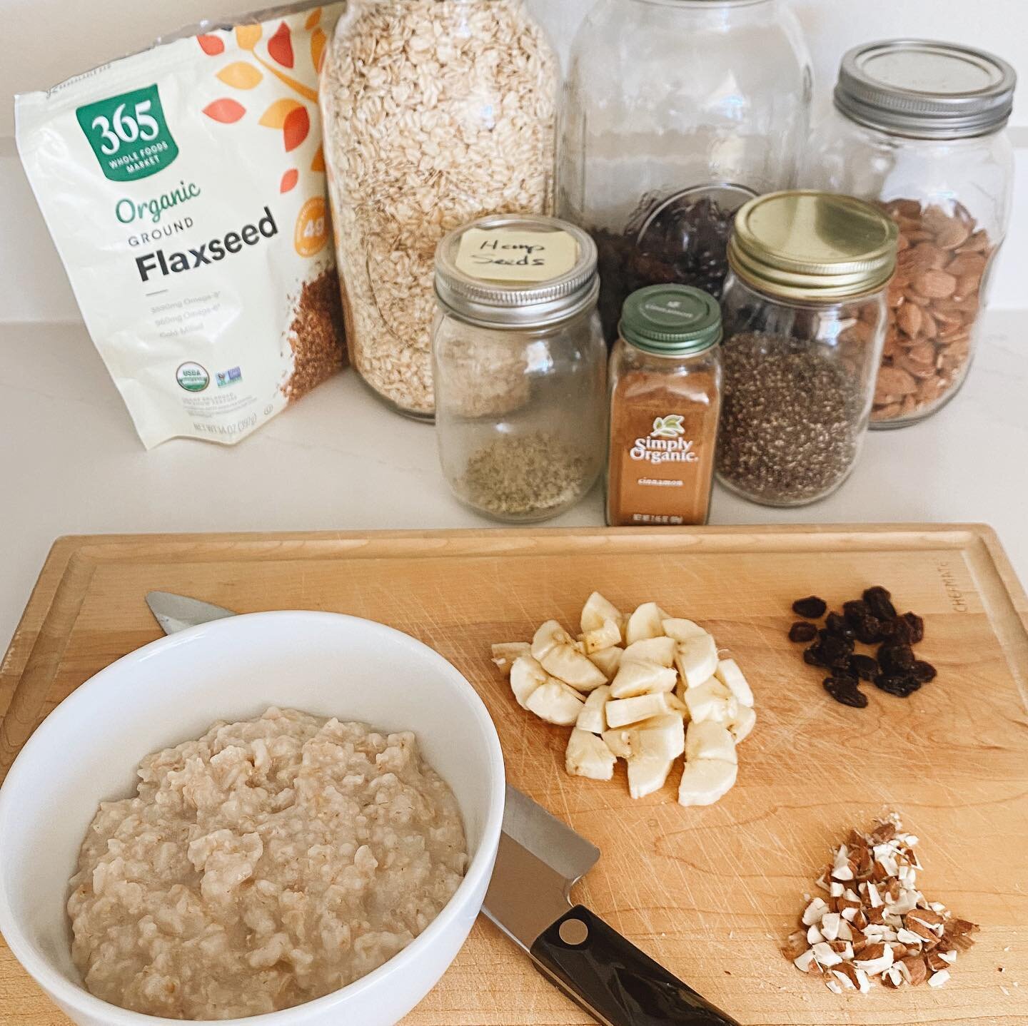 #WorldVeganDayChallenge - Day 12⁠⠀
Category: Vegan Food⁠⠀
⁠⠀
🌿 Fast &amp; easy vegan breakfast &ldquo;Power Oats&rdquo;! 🌿⁠⠀
⁠⠀
Here&rsquo;s a quick and easy way to prepare oatmeal, without dairy or processed sugar, that is so satisfying and nutrit
