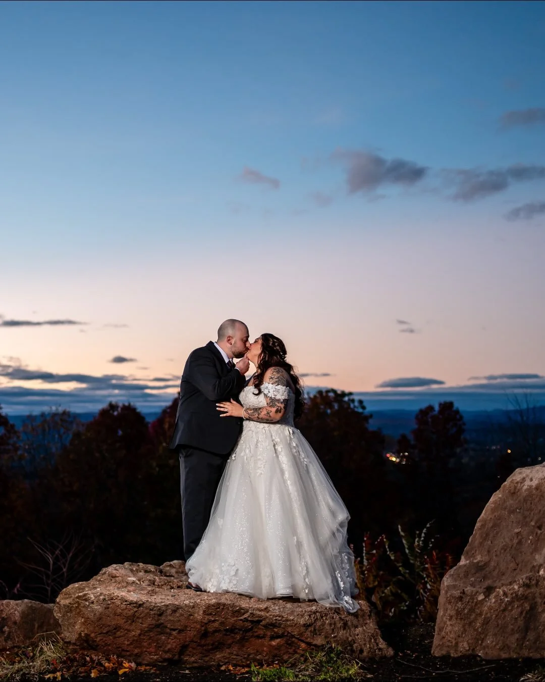 W.E. bride @the.ashley.rose&rsquo;s ✨custom✨ alteration made all the difference.

Our talented seamstresses, Linda, brought this vision to life with custom sleeves, adding a layer of elegance and personality that made this bridal look truly one-of-a-