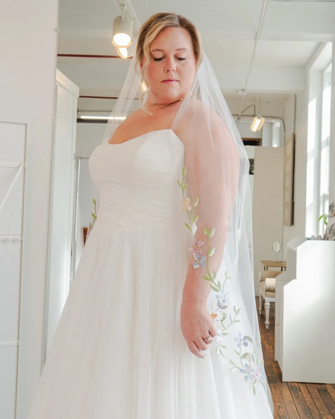 Spring brides, which veil would complete your bridal look? ✨