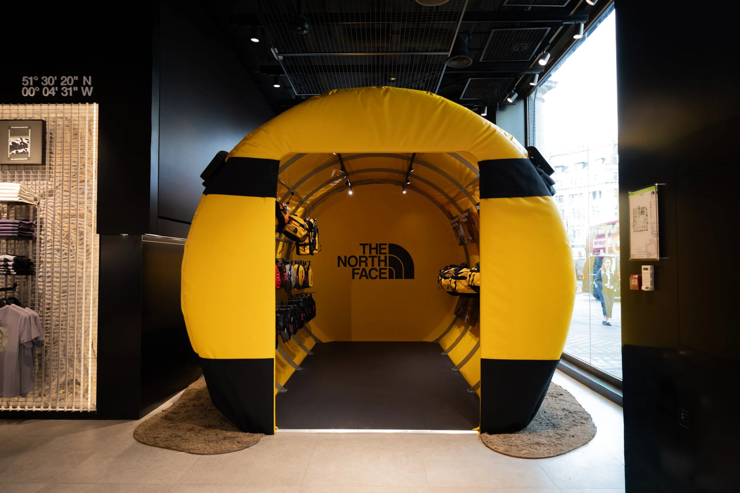 TNF_DuffleBag_regentstreet_01-19.jpg