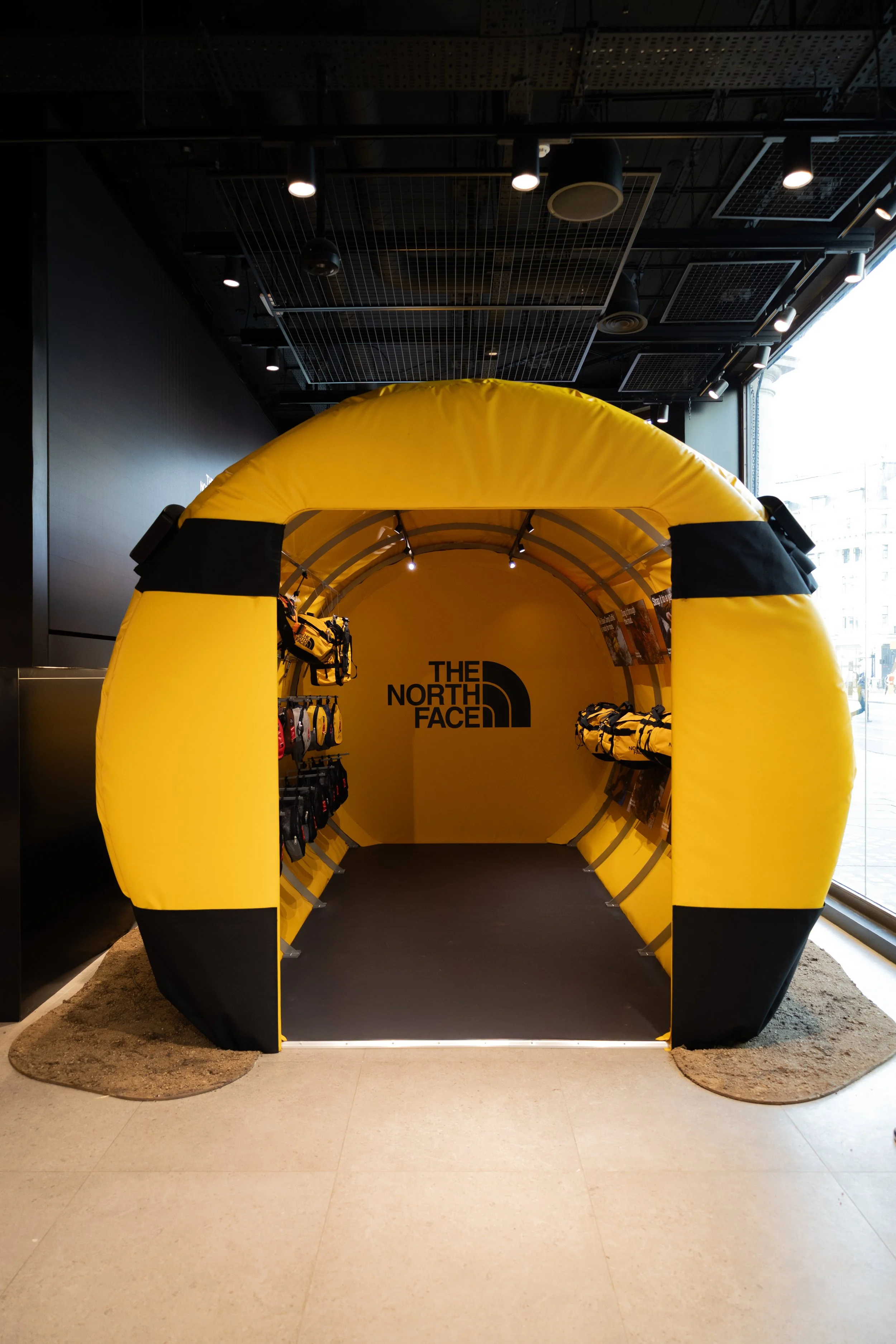 TNF_DuffleBag_regentstreet_01-22.jpg