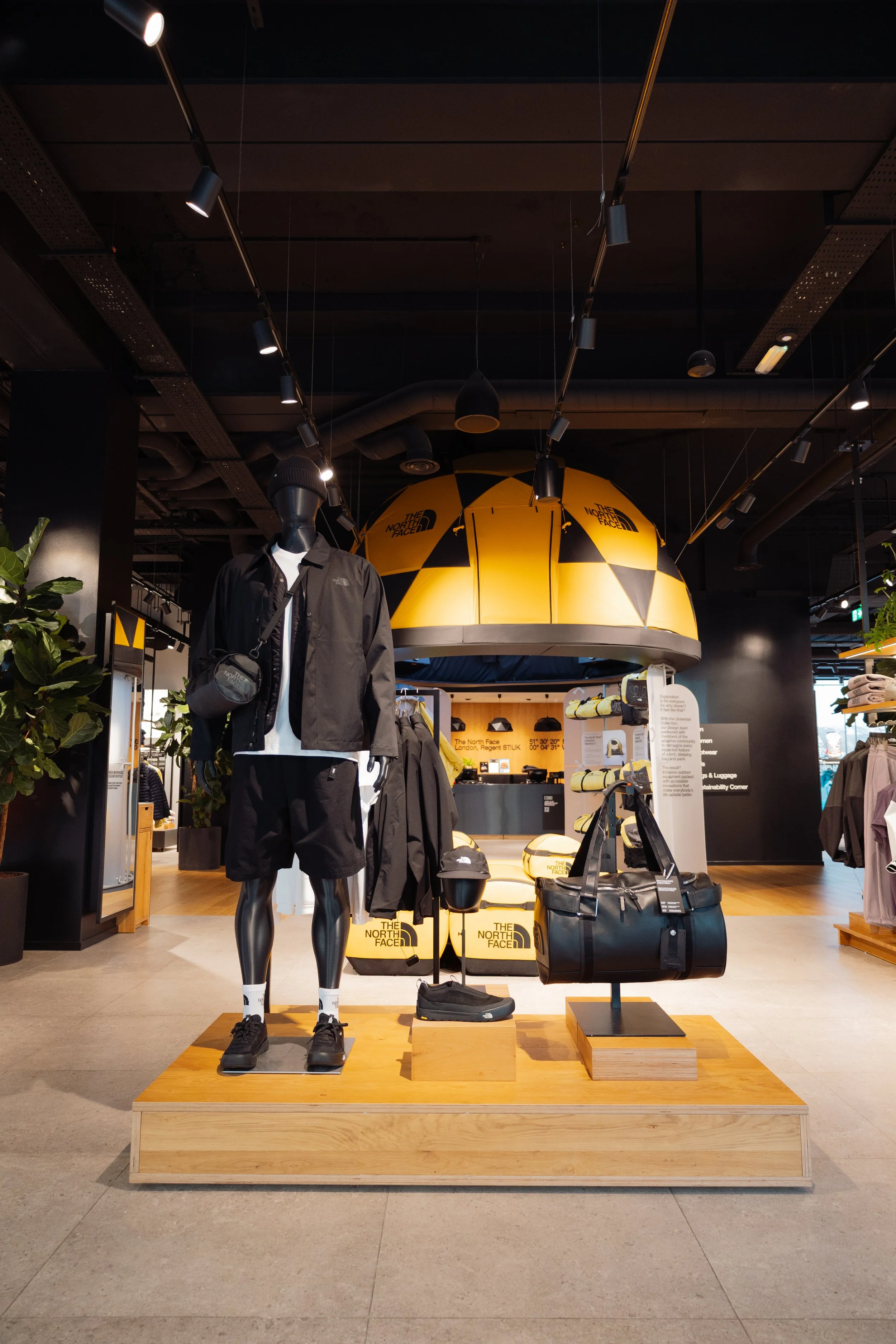 TNF_DuffleBag_regentstreet_01-51.jpg