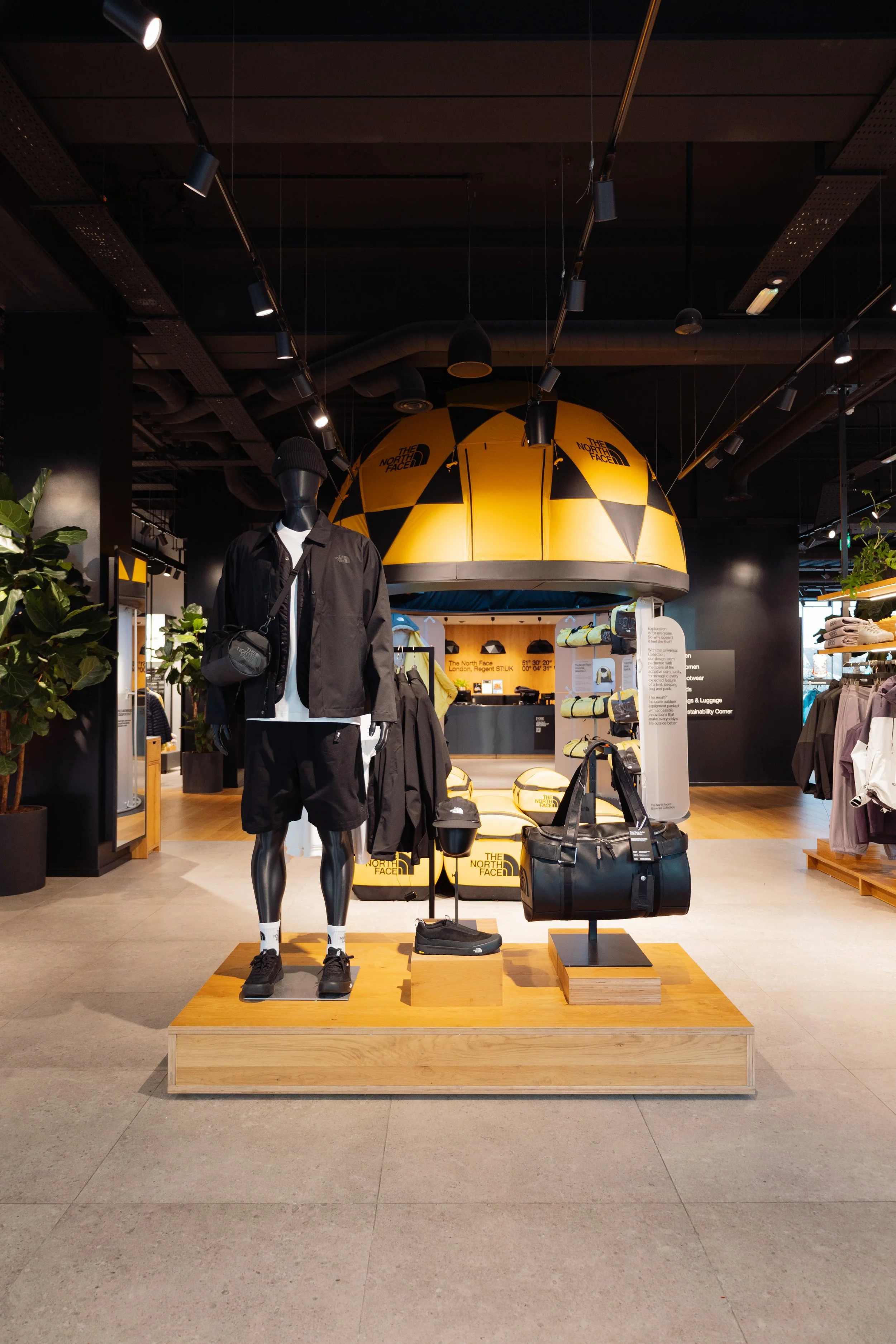 TNF_DuffleBag_regentstreet_01-52.jpg