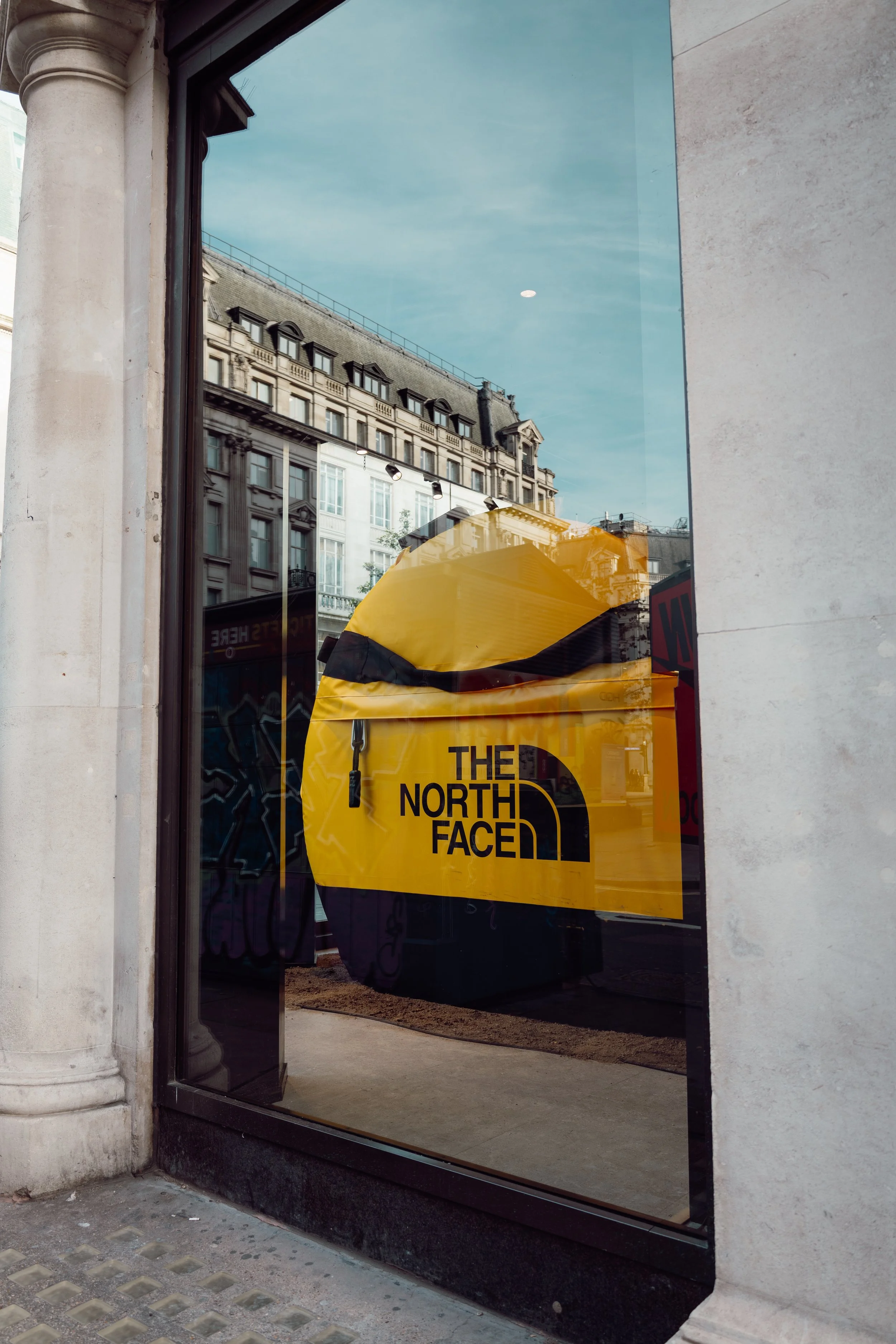 TNF_DuffleBag_regentstreet_01.jpg