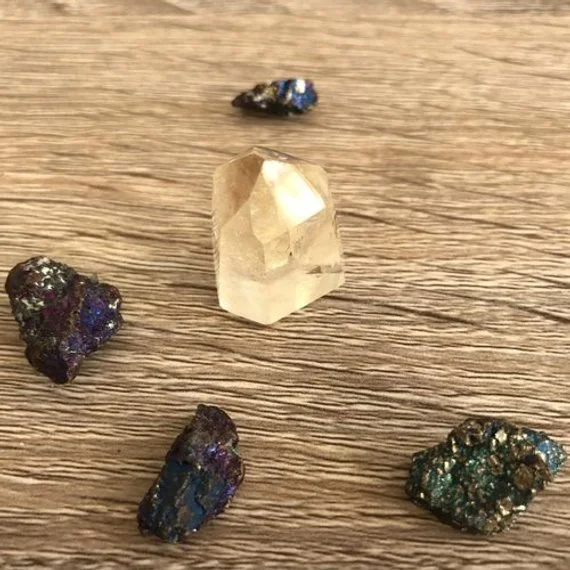 Healing Crystal Gift//Balancing Chakra Kit 14 Piece:7 Chakra Palm Stones,Amethyst Cluster 2 Crystal Points,Raw Pink Quartz,Reiki Pendulum,Chakra Bracelet,Pendant,Reference Guide,Use for Meditation