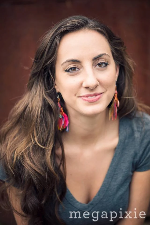 PRODUCTORA DE LOCACI Ó N, CINEMATÓ GRAFA / Victoria Bouloubasis Victoria Bouloubasis es una escritora, periodista y directora de cine cuyos escritos han aparecido en revistas como Guernica, The Guardian, The American Prospect, Bon Appetit e INDY Week. Ella es directora de THE LAST PARTERA, un documental de la lucha feminista por parteras en Costa Rica. En el 2014, Victoria dirigió el cortometraje “El Buen Carnicero”, un documental bilingüe producido por Vittles Films y Southern Foodways Alliance. El cortometraje ha sido seleccionado para exhibición en diferentes festivales de películas; en el 2015 fue exhibido en el PBS Online Film Festival, en el 2016 en el Indie Grits Film Festival y en el NC Latin American Film Festival del 2015. Victoria cursó sus estudios en la Universidad de Carolina del Norte en Chapel Hill, Facultad de Periodismo y Comunicaciones. El enfoque de sus estudios fue el periodismo escrito como también su segunda carrera estudiando el lenguaje español. Victoria finalizó sus estudios de posgrado en Mayo del 2016 en la misma institución con una maestría en Folklore. Actualmente Victoria vive en Durham, Carolina del Norte.