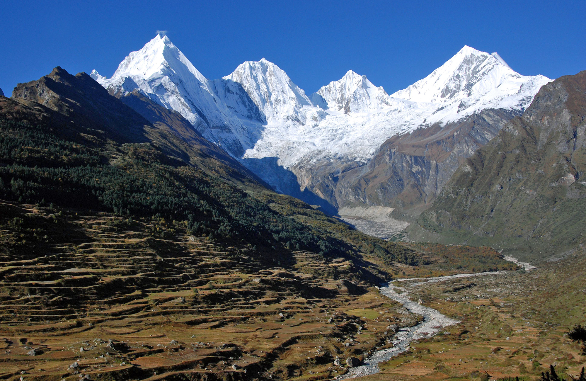 Склоны гималаев. Горы Гималаи. Мёнцер Гималаи. Гималаи Индия. Гималаи фото.