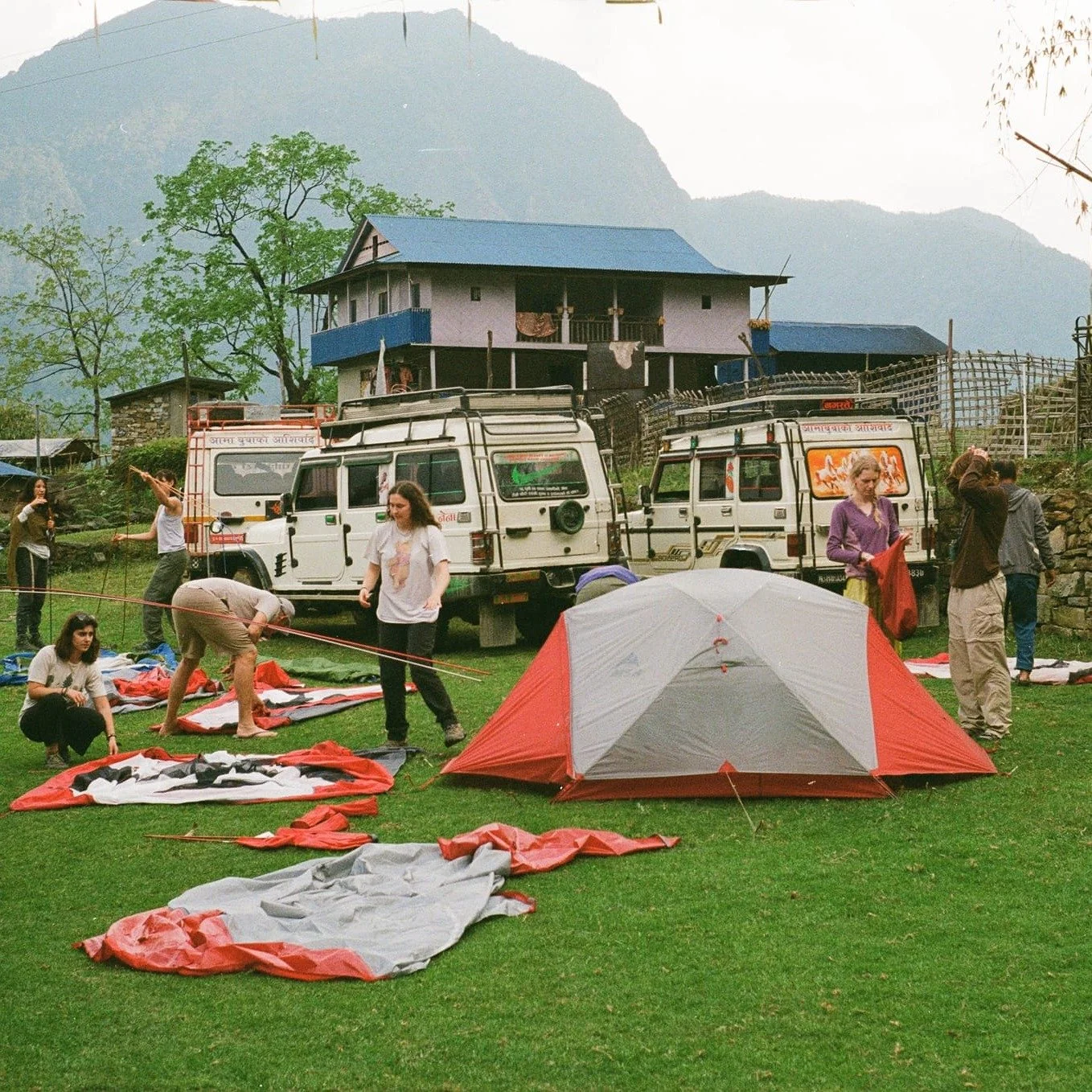 Field science means teamwork.

Students in our Spring Nepal program spend their days trekking, collecting data, and setting up camp together in the Himalayas.

Applications for Spring are open!