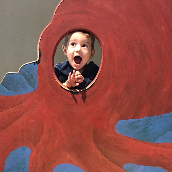 Recreating Bryan's profile pic at the Seattle Aquarium. September 4, 2017.