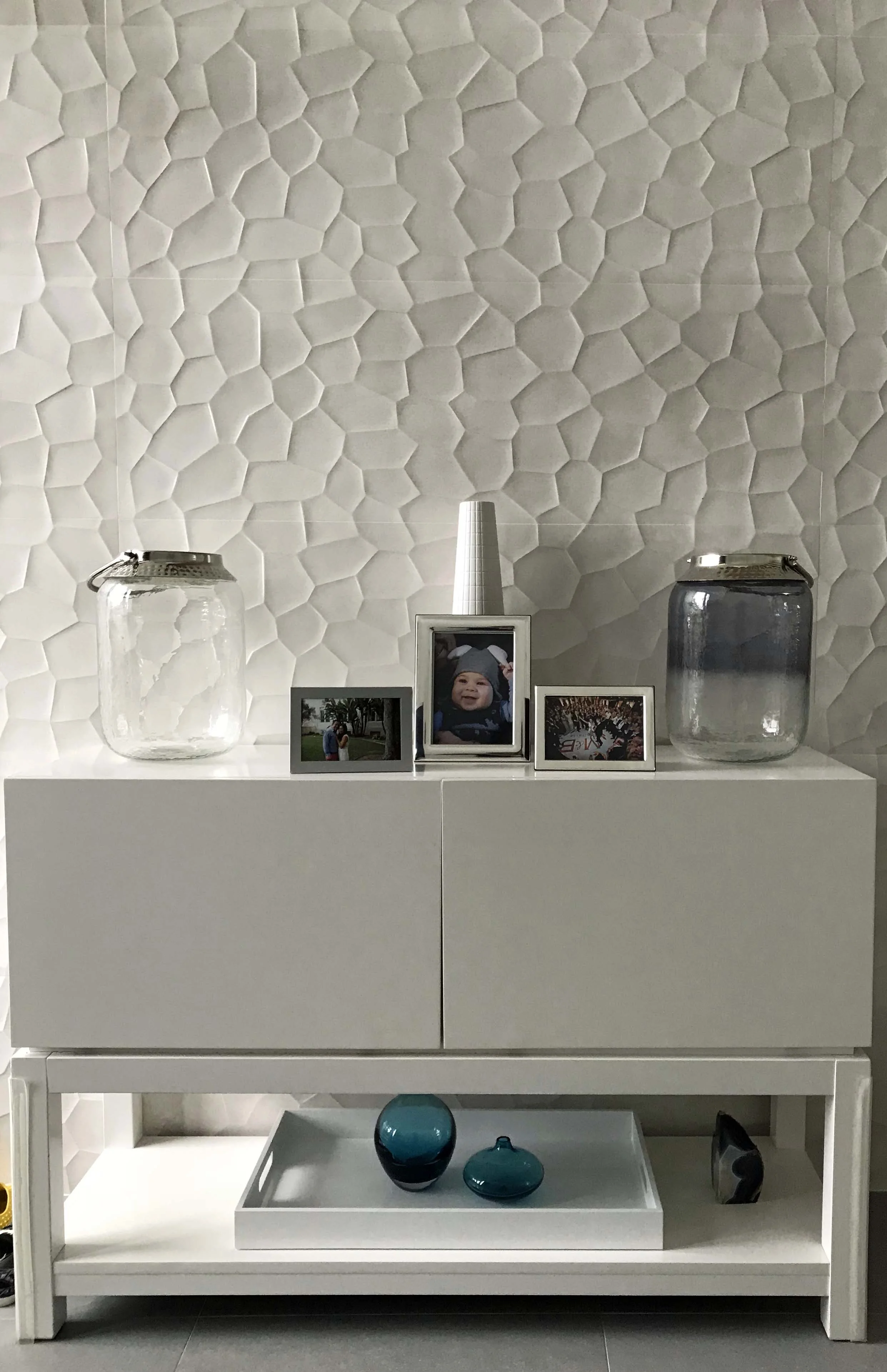 Entryway decor, minimalist design, mid-century modern, less is more, white decor, affordable interior design, contemporary decor, console table, textured walls, home staging