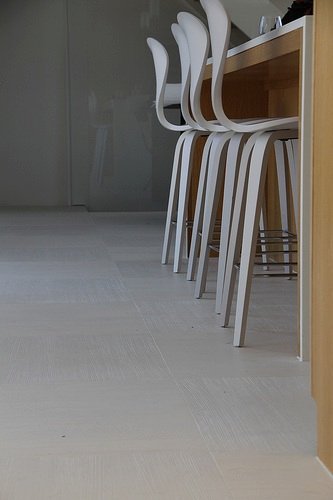 hamptons style, kitchen design, ligne roset, white interiors, white interior design, open floorplan, open kitchen, white textured floors, thin flooring, minimalist design, mid-century modern interior design, contemporary interior design, home staging, luxury living, kitchen