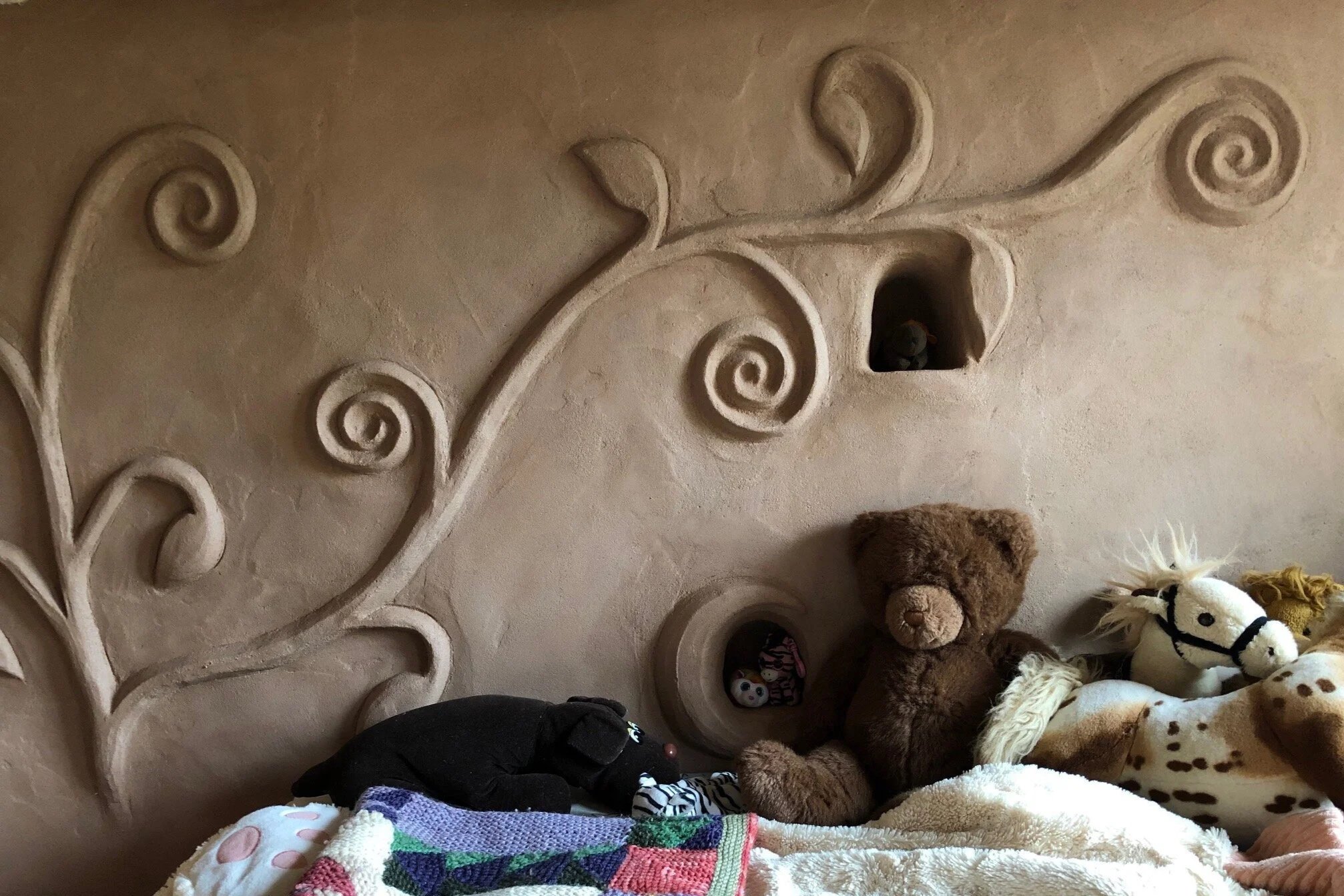  Sculptural plaster in our daughter’s straw bale bedroom 