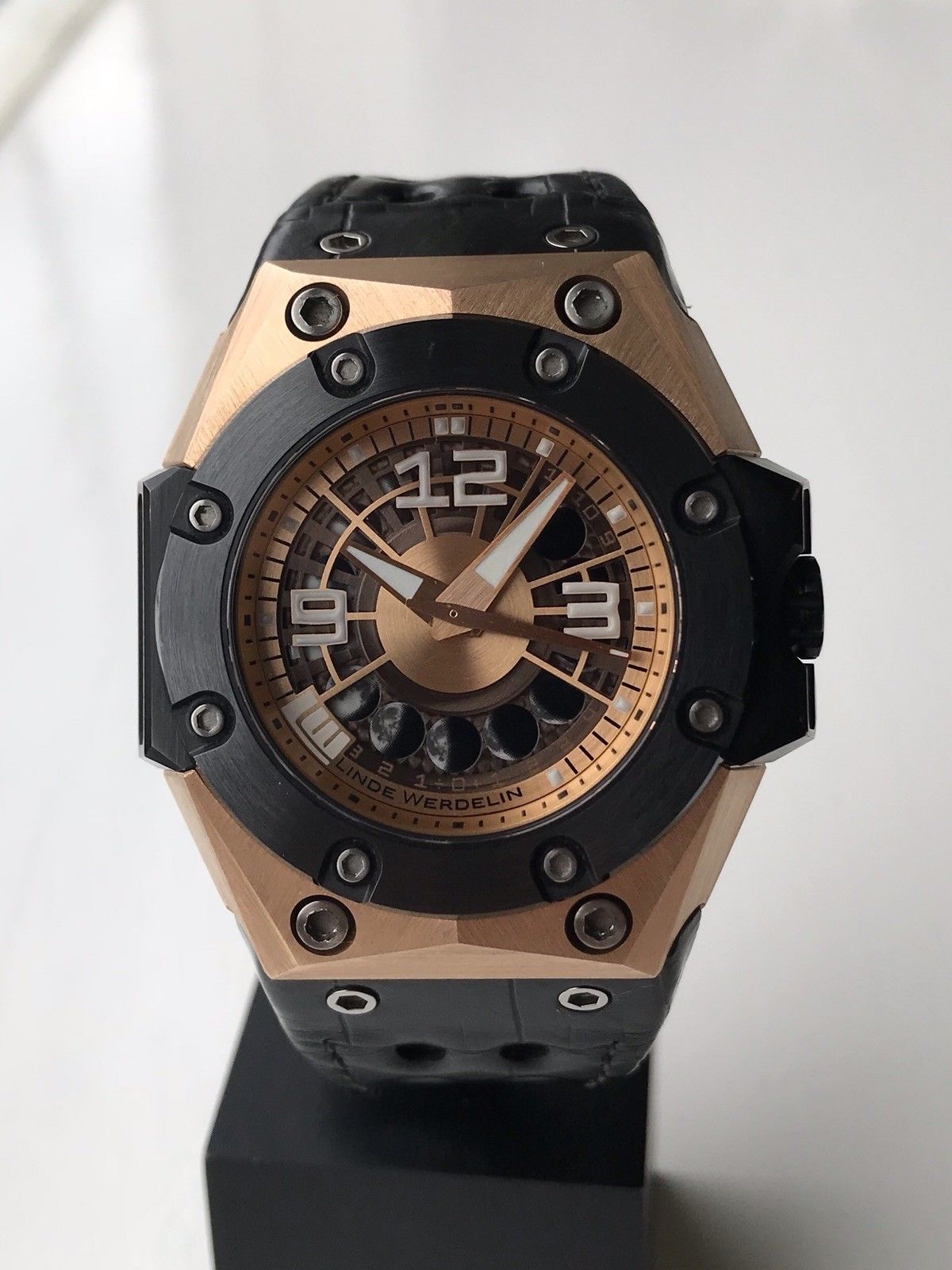 Linde Werdelin Oktopus II Moon Gold (1).jpg