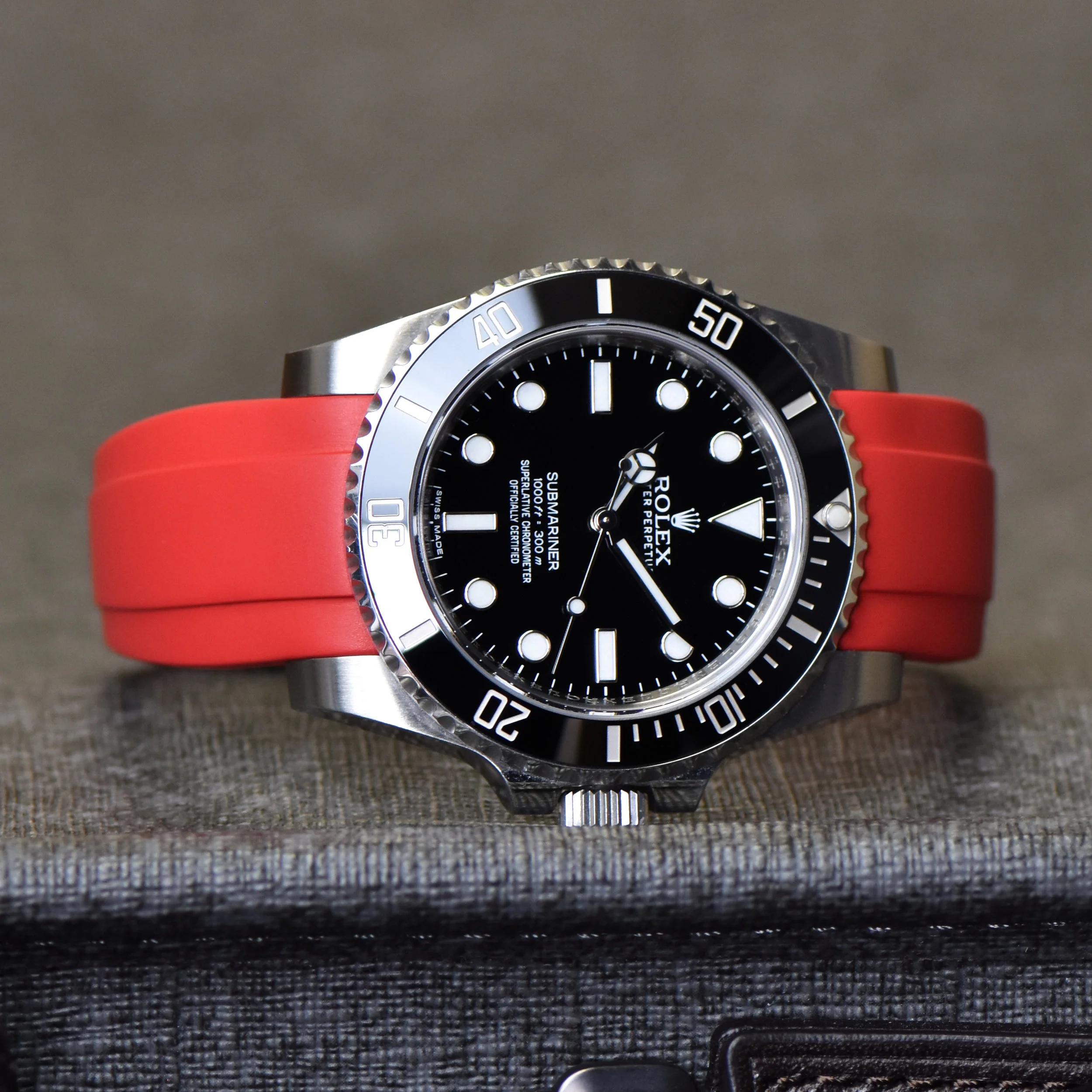 Sub No Date Red Rubber Everest Curved Rubber Tang Buckle EH5 .jpg