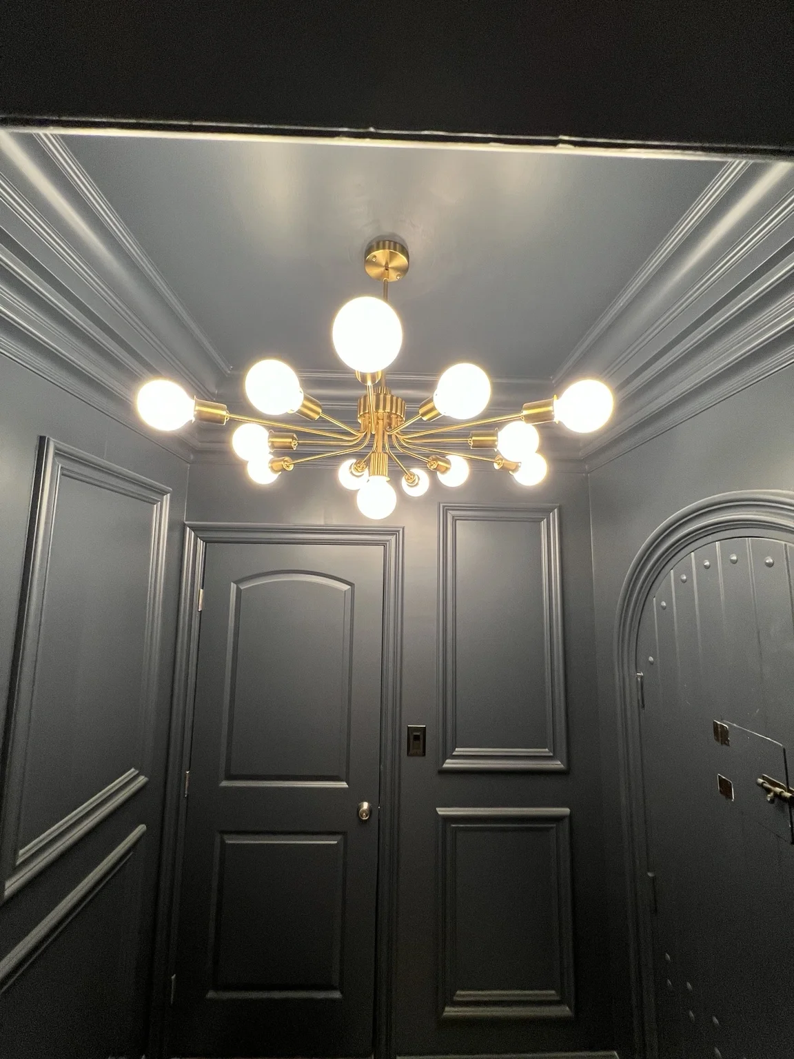 chandelier_room.webp