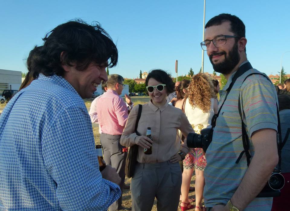 Encuentro y conversación entre los asistentes, tras el acto de presentación del proyecto. 2015