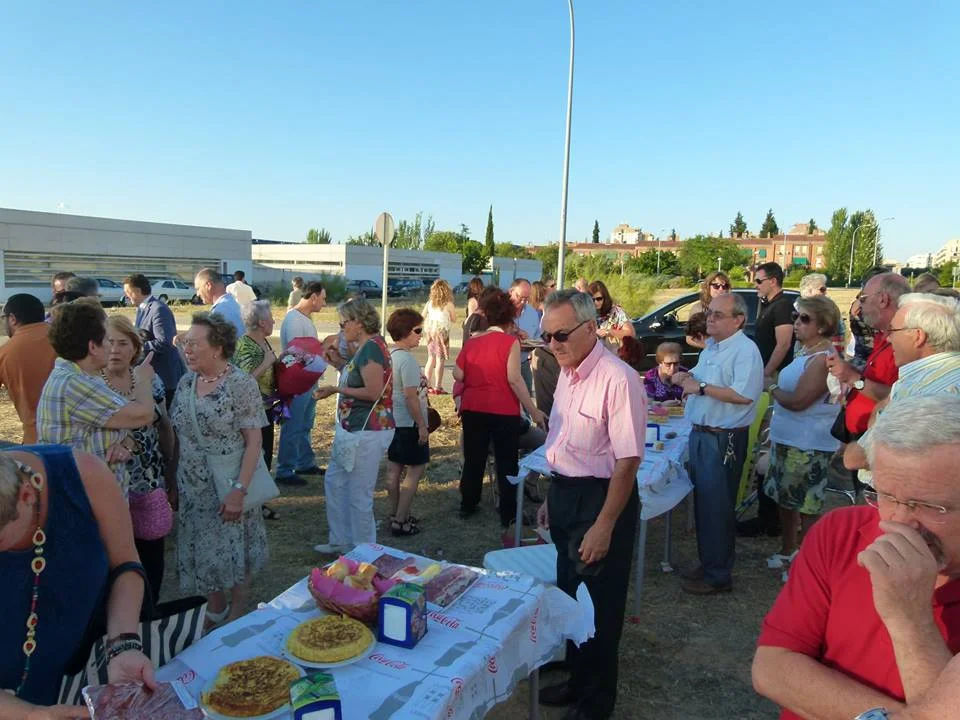 Encuentro y conversación entre los asistentes, tras el acto de presentación del proyecto. 2015