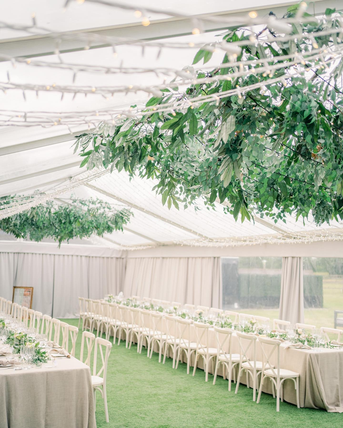 ✨ It&rsquo;s all in the details ✨
@bex_saunders &amp; @sauwnders has the most incredible styling for their @theholfordestate wedding 🤩

I love the airy feel to the wedding breakfast room at the Holford estate, bringing an elegant and a timeless feel