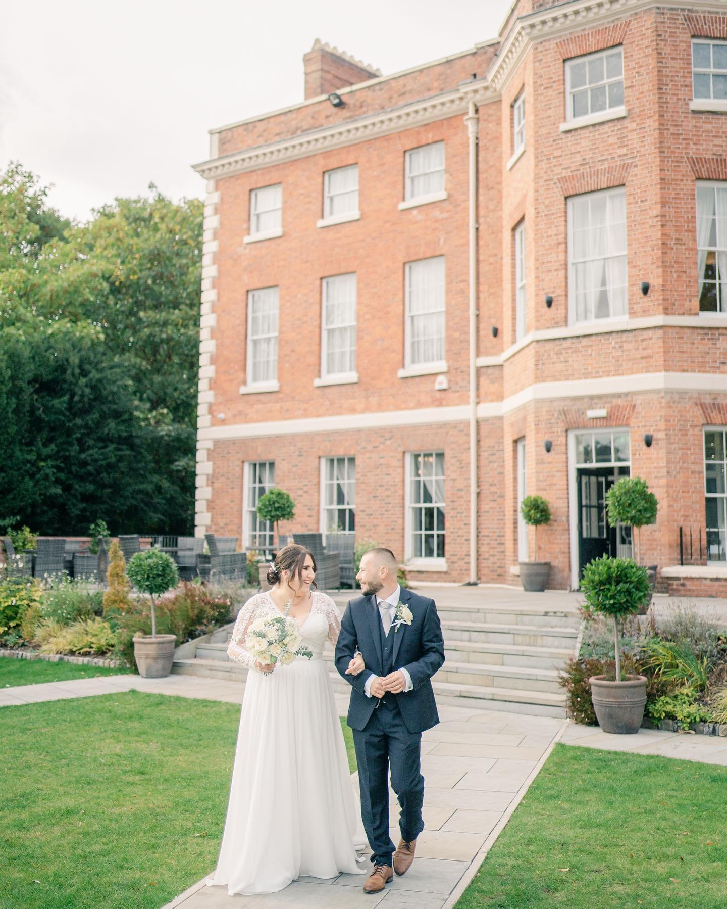 Pretty portraits of Laura &amp; Mitch with the stunning @oldpalacechester in the background 😍
.
.
.
#oldpalacechester 
#chesterwedding 
#oldpalacechesterweddingvenue 
#chesterweddingphotographer 
#cheshireweddingphotographer 
#luxurywedding 
#2024we