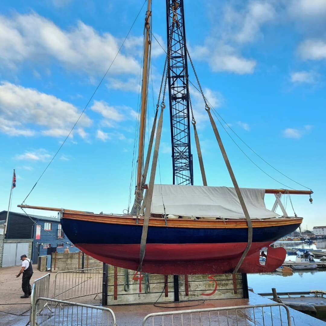 What a beautiful morning down here on the river! We've been lifting boats ashore again with two Everson-built boats, Deben Cherub 'Ariel' and gaff-rigged dinghy 'Bess', 'Redshank', another pretty clinker dinghy but this one built by F.W. Mitchell of 