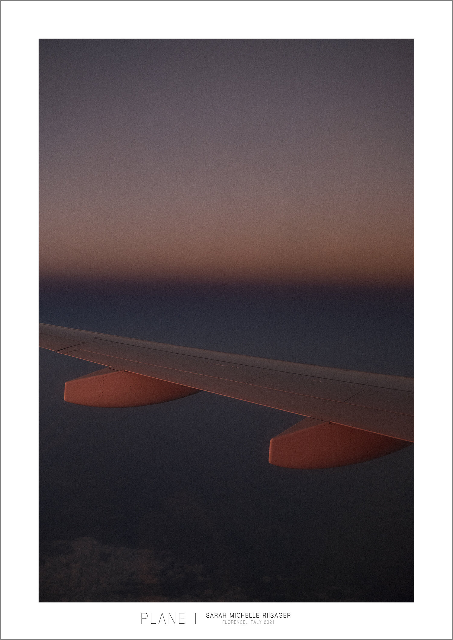 Et fotografi af en flyvinge i solnedgang.