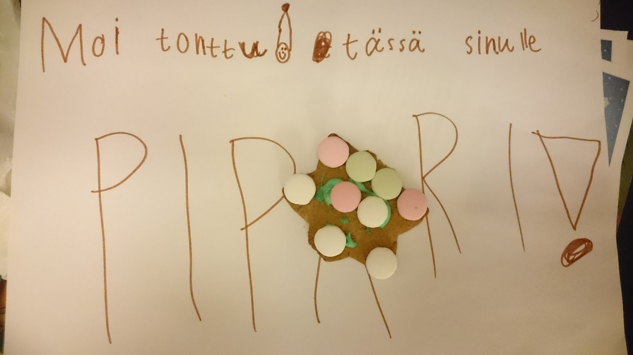 Joku ehti haukata tontun piparin reunasta palasen!