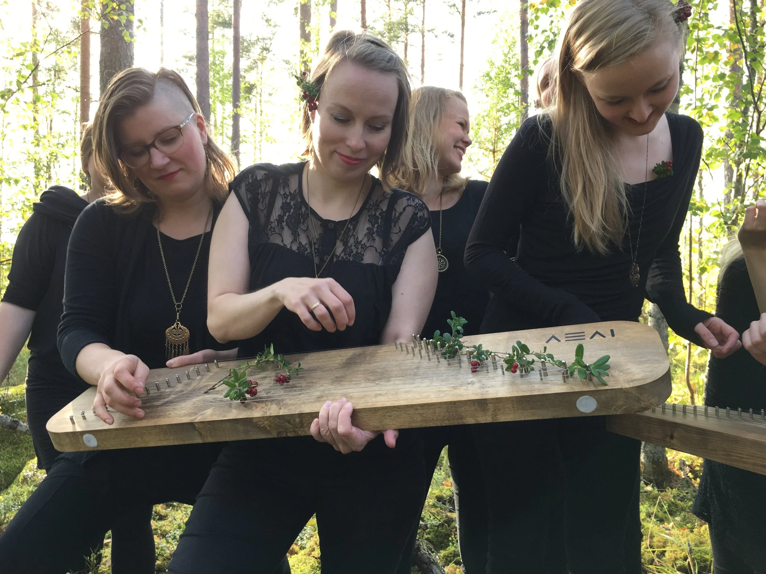 Viime syksyn laululeirillä Joutsassa ehdittiin ottaa myös promokuvia. Päivi, Minttu ja Sonja testailivat Aeai-kannelta.