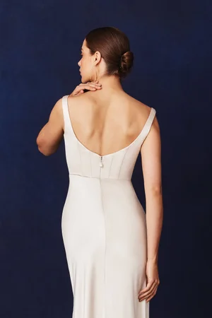 SAVANNAH  Savannah Miller: Elegant and Understated Bridal