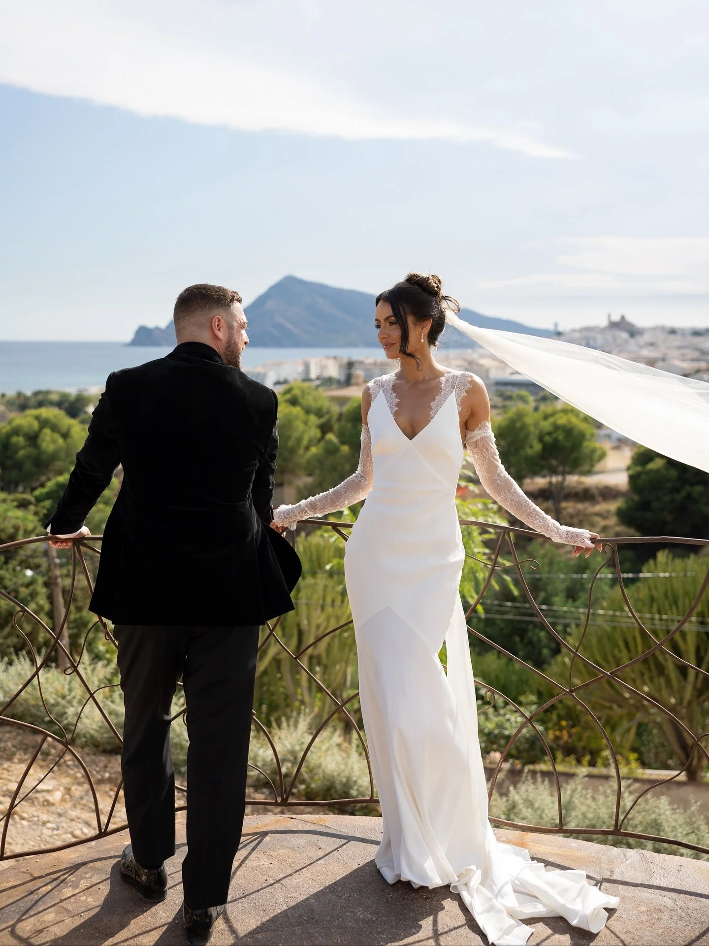 Couldn&rsquo;t love these photos of my bride, Jemima, in Alma more 💫

The lace sleeves transform the look beautifully - the perfect finishing touch 🤍

Special thanks
@jemimacampion 
@chloejanebridalwear 
@dominiclula_photography 
@sweetangellwp 

#