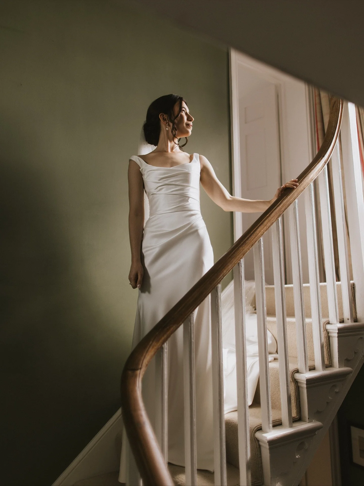 Zara 🤍

The perfect, timeless gown featuring a structured, corseted bodice in our Italian satin with very form flattering gathered details on the bodice and hips.  Finished with a contemporary tulle Watteau that gathers on the biceps and falls long 