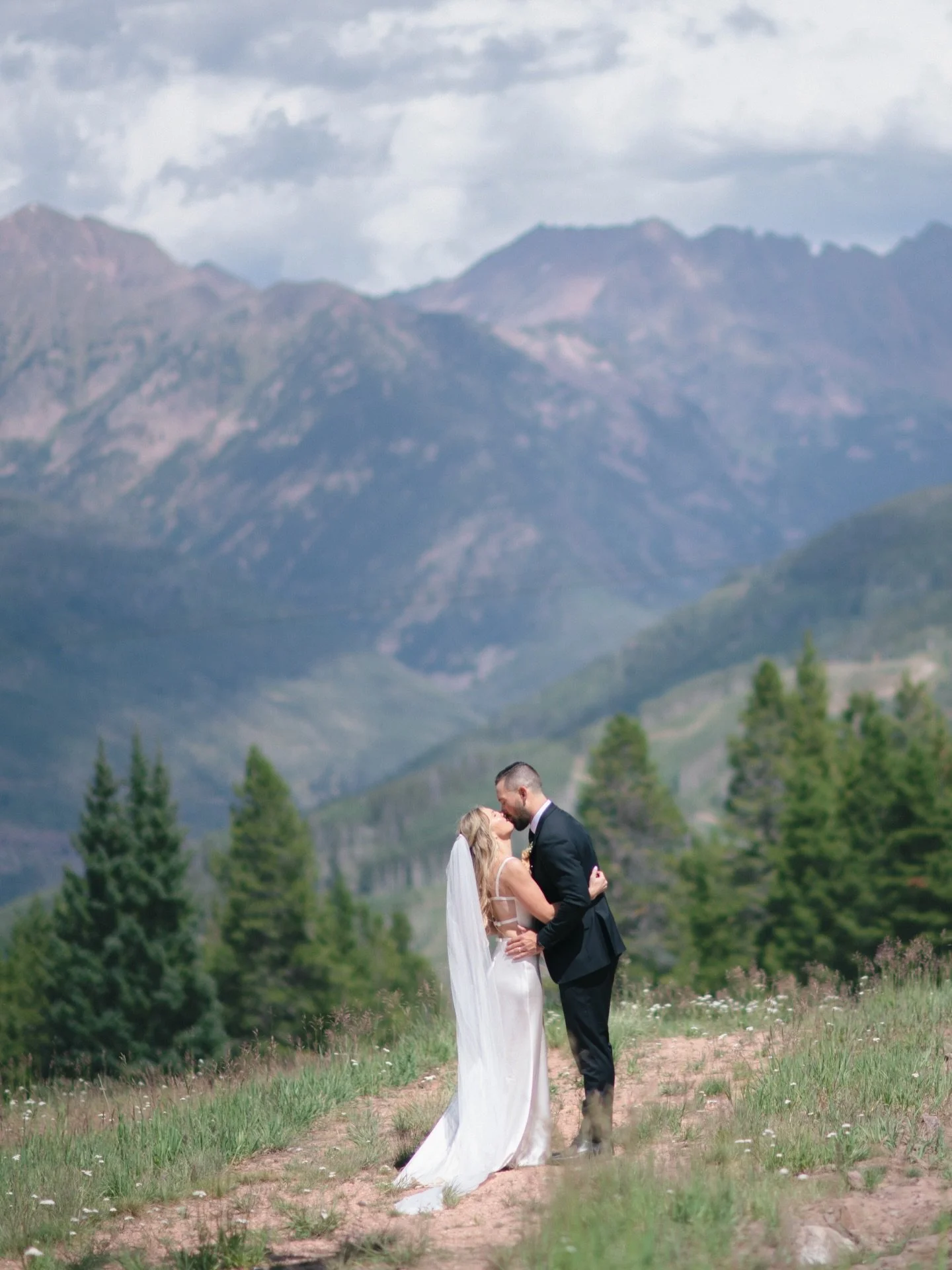 Moments like this, views like that and brides who look this incredible.

Tiffany wears Lordes in the mountains. Magic.💫

Special thanks

@tetterman7
@derik.johnson6
@nateandjennyweddings
@thewhiteroommpls
@vailresortweddings
@elysianwedco + @dhershi