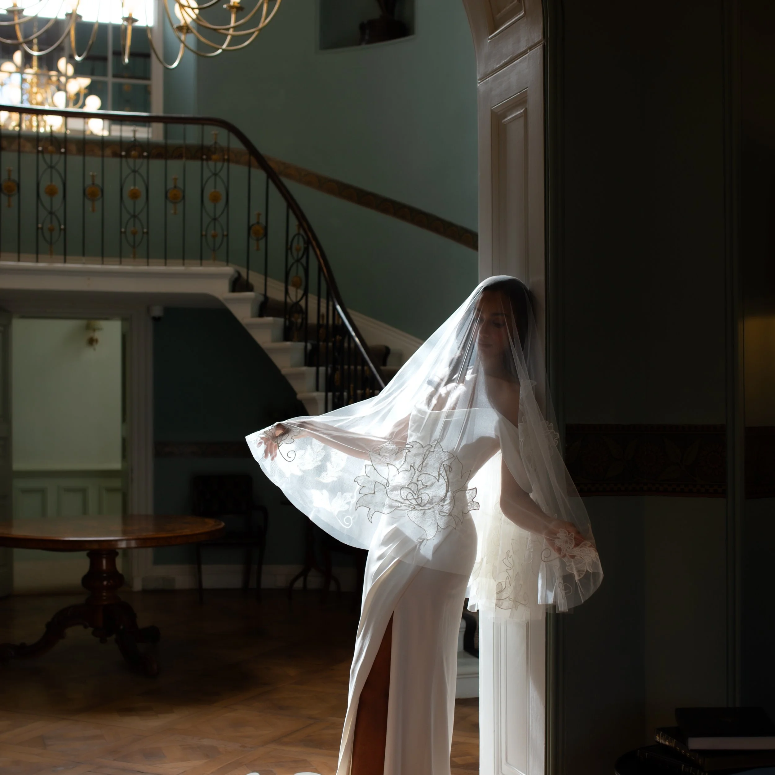 My Tania gown styled to complete perfection with these incredible @rebeccaannedesigns veils. 

The simplicity of the gowns paired with the beautiful veil details creates pure magic ✨

Special thanks to this dream team: 
@rebeccaannedesigns 
@eleanorb