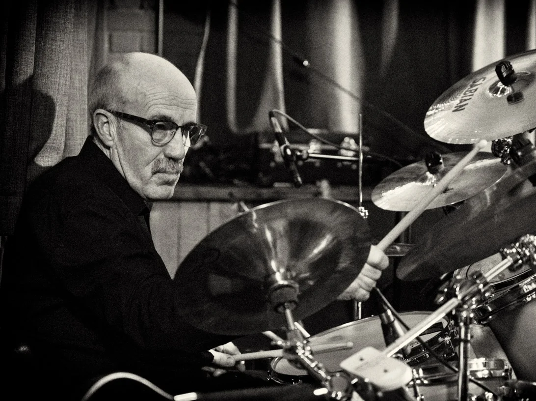 PETE PHELPS - Drums Pete has been gigging since the 70s and has amassed a credible history. Success first came with a Bristol band called Jacob Marley. Next came Baton Rouge, an American West coast covers band who were supported by The Stranglers, gigging at The Marquee Club. Next came Looney Tunes, Corkscrew supporting the likes of Slade and Annie Lennox. Corkscrew morphed into Flash Harry who are still gigging today. Pete then met up with Chris Baker and played in blues outfit Bottom Line as well as Tailfeather, a well respected soul band. It was only right that THE UNCLES called on him.